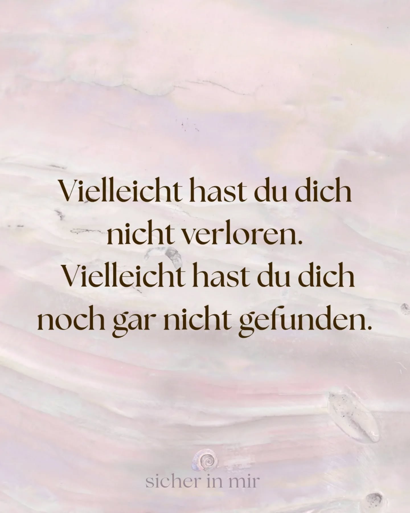 Vielleicht hast du auch schon einmal gedacht:
„Ich glaube, ich habe mich irgendwo verloren.“
Verloren zwischen Verantwortung,
Mental Load, Muttersein, Partnerschaft, Arbeit
und all den unzähligen To-dos des Alltags.
Zwischen all den Rollen,
die du jeden Tag hältst.
Und ich kenne dieses Gefühl auch.
Dieses leise Empfinden, sich selbst irgendwo unterwegs zurückgelassen zu haben.
Doch irgendwann kam mir ein anderer Gedanke:
》Was, wenn wir uns gar nicht verloren haben?
》Was, wenn wir einfach sehr früh gelernt haben, wer wir sein müssen, um dazu zu gehören.
Stark sein.
Funktionieren.
Nicht zu viel sein.
Niemandem zur Last fallen.
Alles im Griff haben.
Strategien, die einmal sinnvoll waren.
Die uns geholfen haben, Beziehungen zu sichern,
Konflikte zu vermeiden und unseren Platz zu finden.
Aber wenn dieser Modus zum Dauerzustand wird,
verlieren wir irgendwann den Kontakt zu uns selbst.
Zu unseren Bedürfnissen.
Zu unseren Grenzen.
Zu dem, was uns wirklich lebendig macht.
Und vielleicht beginnt genau dort der eigentliche Weg:
Nicht noch besser zu funktionieren.
Sondern langsam herauszufinden, wer du bist,
wenn du nicht mehr nur das hältst,
was alle anderen brauchen.
♡Genau darum geht es in meiner 1:1 Begleitung.
Wir schauen gemeinsam auf die Muster und Glaubenssätze, die dich geprägt haben, auf dein Nervensystem und auf die Strategien, die einmal sinnvoll waren, dich heute aber vielleicht begrenzen.
Damit du Schritt für Schritt wieder mehr bei dir selbst ankommen kannst.
Mehr Informationen zur 1:1 Begleitung findest du über den Link in meiner Bio.
Alles Liebe
Carola
SICHER.IN.MIR
EMBODIMENT
NERVENSYSTEMARBEIT
FAMILIENCOACHING
TRAUMASENSIBEL