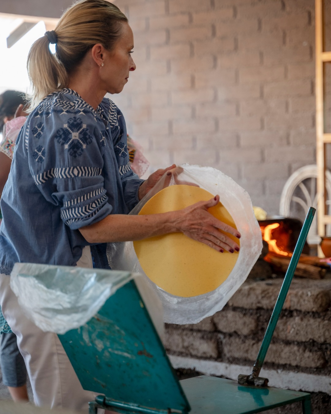 Hay algo muy especial en aprender a cocinar algo típico de Oaxaca… pero de la mano de quienes lo han hecho toda la vida.
No es una clase formal.
Es entrar a una cocina real, convivir, escuchar historias y cocinar juntos.
Nos encanta crear este tipo de experiencias porque sales habiendo probado algo delicioso, sí…
pero también habiendo vivido algo distinto.
Compartes mesa, risas, tradición.
Aprendes directamente de personas locales que son expertas en lo que hacen.
Y al final no solo te llevas el sabor.
Te llevas el recuerdo de haber sido parte de algo auténtico.
———————————————————————————-
There’s something very special about learning to cook a traditional Oaxacan dish… especially when it’s taught by the people who have been making it their whole lives.
It’s not a formal class.
It’s stepping into a real kitchen, spending time together, hearing stories, and cooking side by side.
We love creating these kinds of experiences because you leave having tasted something delicious, yes…
but also having lived something different.
You share a table, laughter, and tradition.
You learn directly from local people who are experts in what they do.
And in the end, you don’t just take the flavor with you.
You take the memory of having been part of something truly authentic.