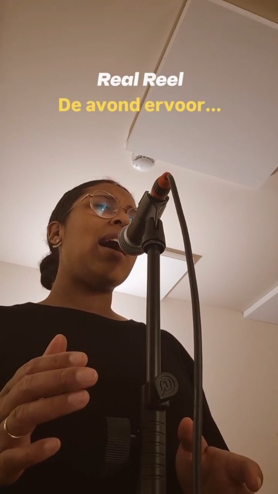 Dit is mijn eerlijke proces…
Nog steeds zoekend naar de juiste tonen
en hoe ik mijn stem moet gebruiken.
Maar ook vertrouwend dat alles al in mij zit —
en dat het naar buiten zal komen
precies op het moment dat het nodig is. 🔥
#realreel #trusttheprocess #SaloméWholeness