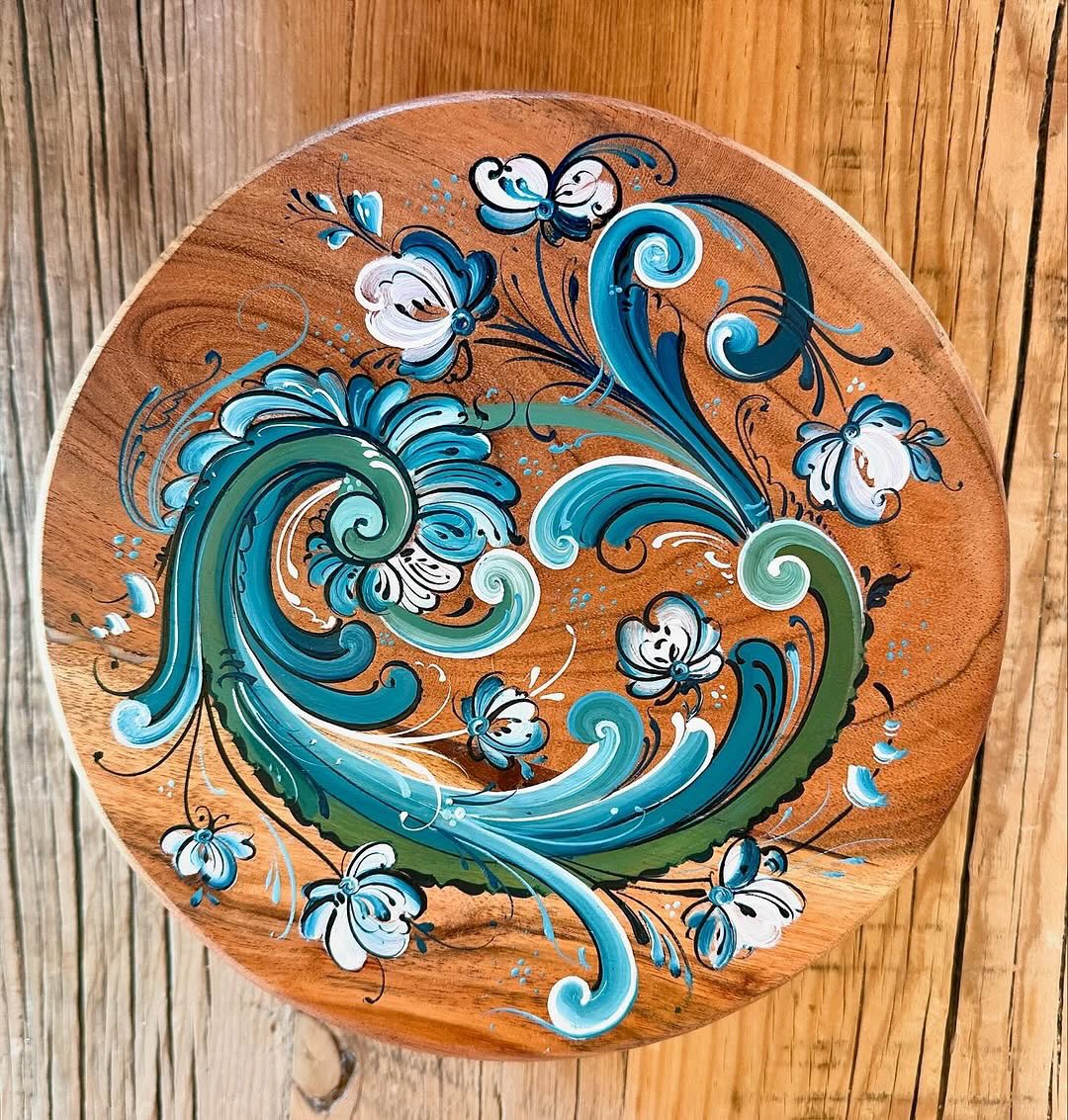 From @nordicfolkshop: Lots of Rosemaling happens while I wait for the studio to warm up and clay to dry!
#rosemaling #telemarkrosemaling