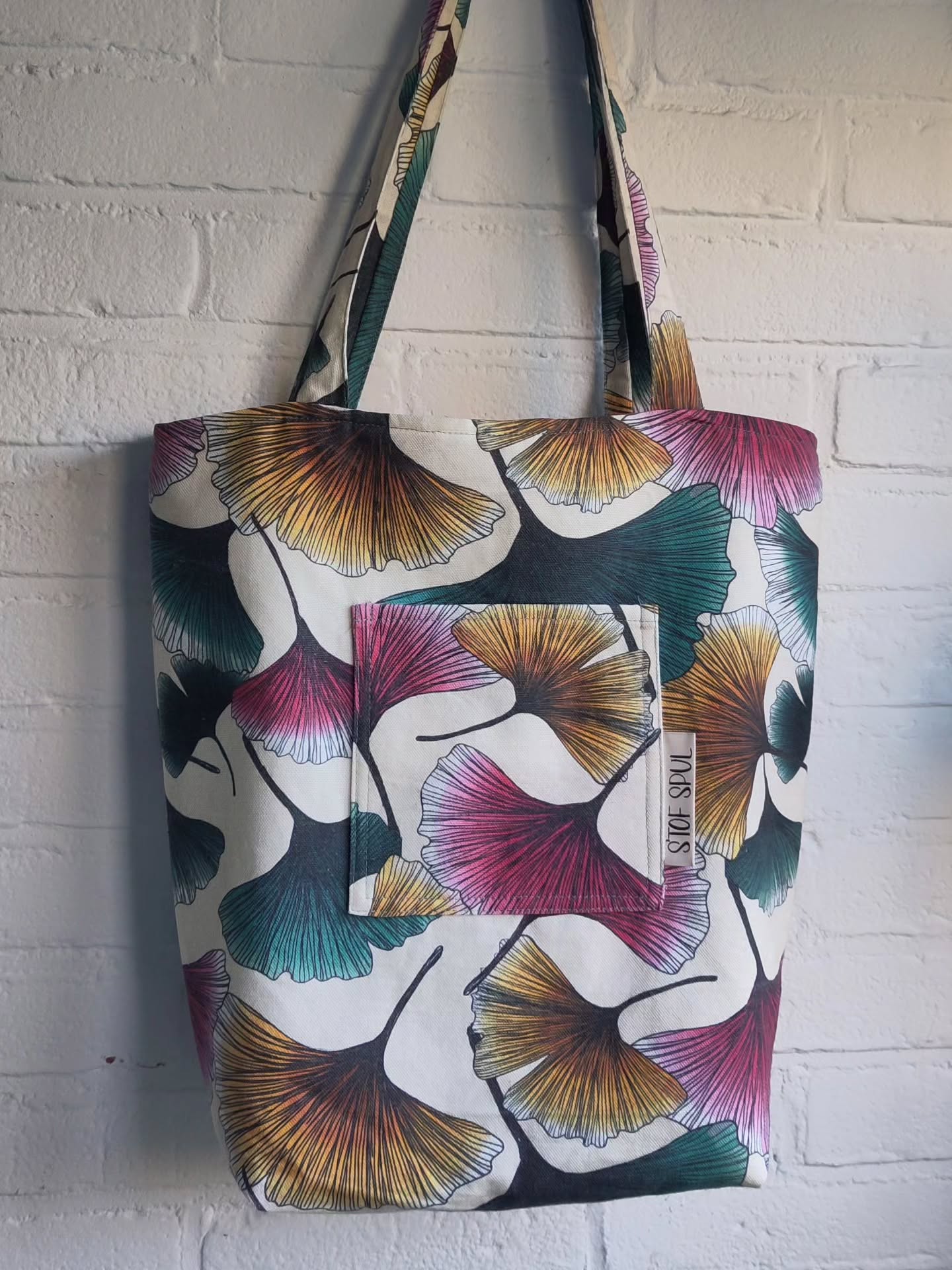 De eerste tas met gingko print was snel verkocht, dus hier is de volgende! Met de vrolijke kleuren is 'ie perfect voor deze lentedagen 🩷🧡💛
€26,95
Te koop via een berichtje