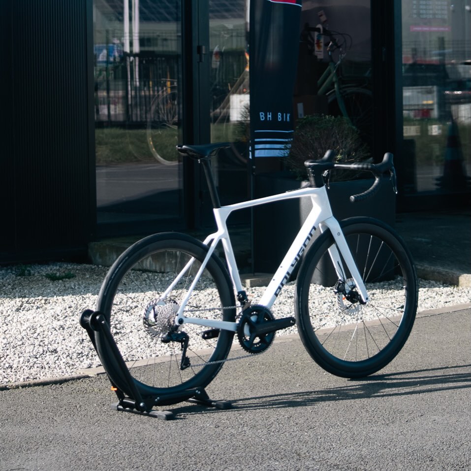 Polygon Strattos C8 : Des lignes épurées, conçu pour le confort et la performance 🚴🏼♂️
FR 🇫🇷 / NL 🇳🇱
Ce vélo de route d’endurance haut de gamme est conçu pour ceux qui veulent repousser leurs limites :
- Le cadre léger en carbone et la position de conduite confortable assurent des trajets sans effort
- Roues en carbone de 45mm de profil permet polyvalence et légèreté
- Le cockpit en carbone apporte une touche d’élégance, une vraie masterpiece
- Le groupe électronique Shimano Ultegra DI2 garantit des passages rapides et fluides.
- Grâce à l’espace pour des pneus plus larges, vous pouvez ajuster votre configuration pour privilégier la vitesse, le confort ou la stabilité.
Découvrez-le ici : https://www.vandammecycling.com/product-page/polygon-strattos-c8-di2-2026
-
Deze high-end endurance racefiets is ontworpen voor wie grenzen wil verleggen :
- Het lichte carbon frame en de comfortabele zithouding zorgen voor moeiteloze ritten
- Carbon wielen met een 45 mm profiel bieden veelzijdigheid en lichtgewicht prestaties
- De carbon cockpit zorgt voor een elegante uitstraling, een echte masterpiece.
- De elektronische Shimano Ultegra Di2 groepset garandeert snelle en soepele schakelmomenten
- Dankzij de ruimte voor bredere banden kunt u uw configuratie aanpassen om snelheid, comfort of stabiliteit te optimaliseren.
Ontdek hem hier: https://www.vandammecycling.com/product-page/polygon-strattos-c8-di2-2026