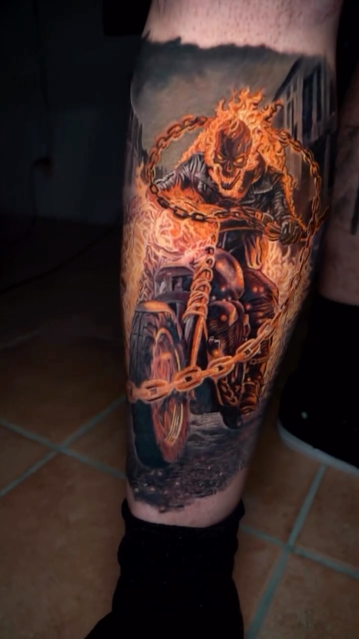 Gost rider terminé ! C’était un sacré challenge encore une fois. Tellement enrichissant de chercher comment optimiser les espaces pour faire un maximum de dégradé pour ce rapprocher le plus près possible du réalisme. J’aimerais vraiment pouvoir en bosser plus souvent. Si ça vous intéresse faites moi part de vos projets.#tattoo #sébastienlozupone #ink #tatouage #tracedencrestudio