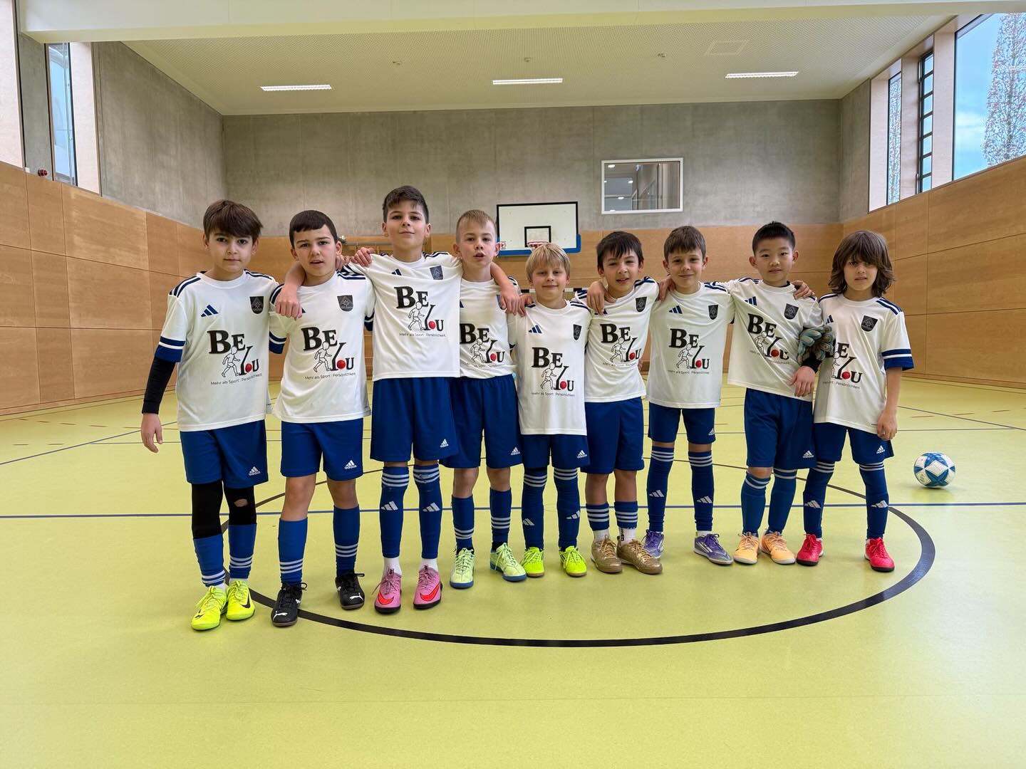 Die U10-1 bedankt sich für das Trikotsponsoring und ein mega Faschingscamp❤️
🔵🟡
Fünf Tage voller Bewegung, Mut und echter Teammomente: Beim BeYou U10 Camp beim TSV Poing ging es nicht nur um Tore, sondern um Sicherheit, Zugehörigkeit, Mut, Ruhe und Wachstum. Die Schatzsuche nach innerer Stärke hat einen Entwicklungsprozess angestoßen, unterstützt durch die punktuelle Begleitung von Proatleto während der Campwoche. Jetzt liegt es am Trainingsalltag, diesen Weg weiterzugehen und Entwicklung bewusst Raum zu geben.