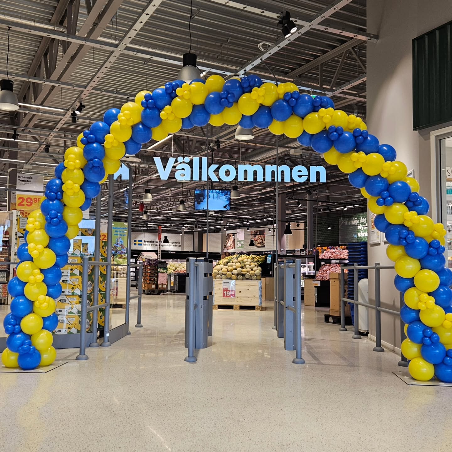 Inför invigningen av City Gross i Norrtälje skapade vi en ballongbåge i blått och gult för att välkomna alla kunder. ✨️🎈
Alltid lika roligt att få vara med och bidra till en festlig känsla vid invigningar! 🎉