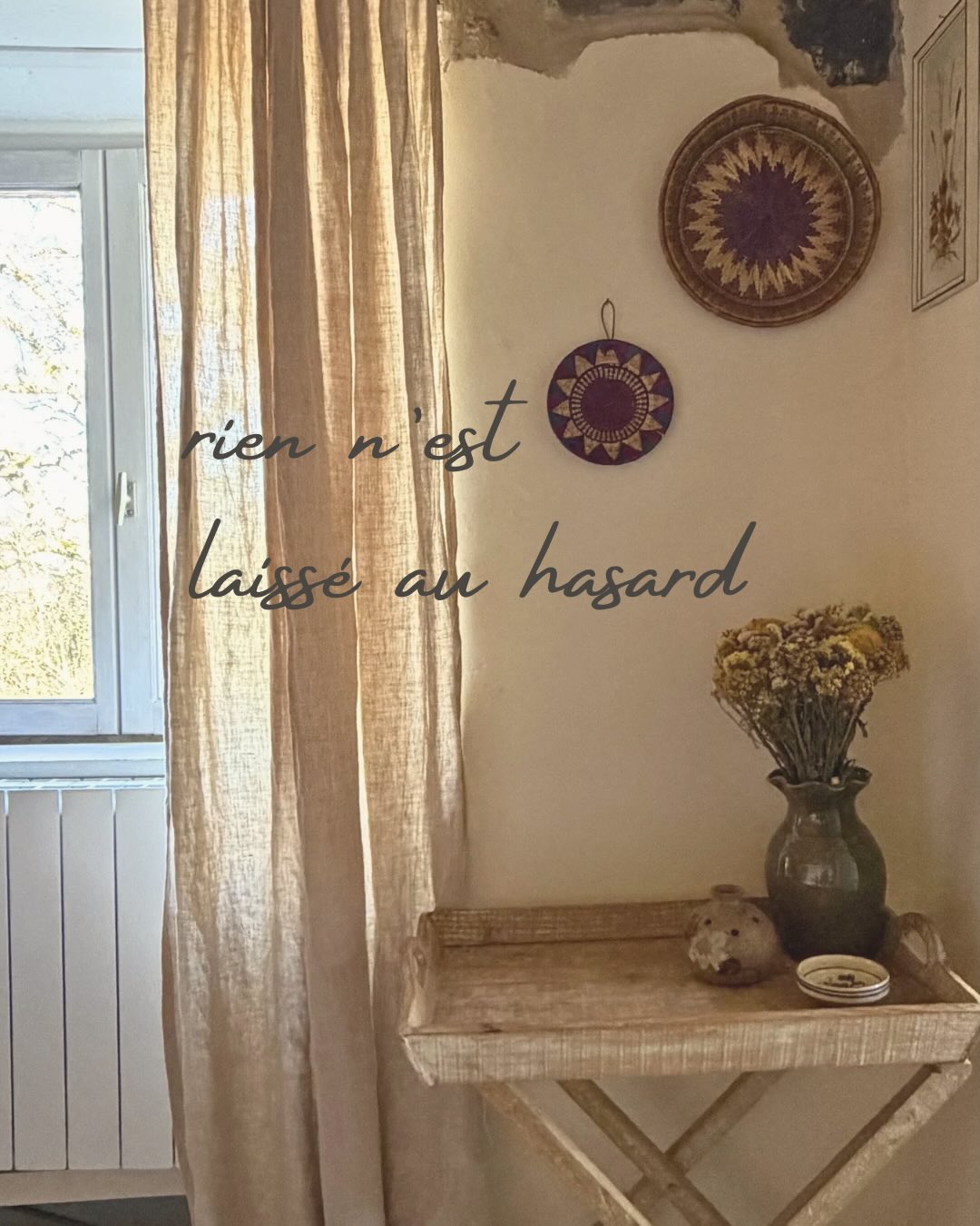 Le matin, la lumière entre ici sans bruit.
Dans cette chambre, je ne cherche pas à occulter la lumière.
Je cherche à l’apprivoiser.
Les rideaux en lin filtrent la lumière.
Ils adoucissent.
Ils transforment l’ambiance d’une pièce.
On n’y pense pas toujours.
Et puis un jour, on installe des rideaux…
et l’on comprend ce qui manquait.
Ce résultat n’est pas un hasard.
Le métrage est précis.
La densité du lin est choisie.
Le tombé du rideau est anticipé.
Rien n’est laissé au hasard.
Pour que le résultat semble naturel.
Ce qui fait qu’on se sent bien chez soi
ne se voit pas toujours.
Mais il se ressent.
J’ouvre actuellement 3 projets sur mesure pour transformer la lumière d’une pièce grâce aux rideaux en lin.
Si une pièce chez vous aspire à plus de lumière et de douceur… parlons-en.