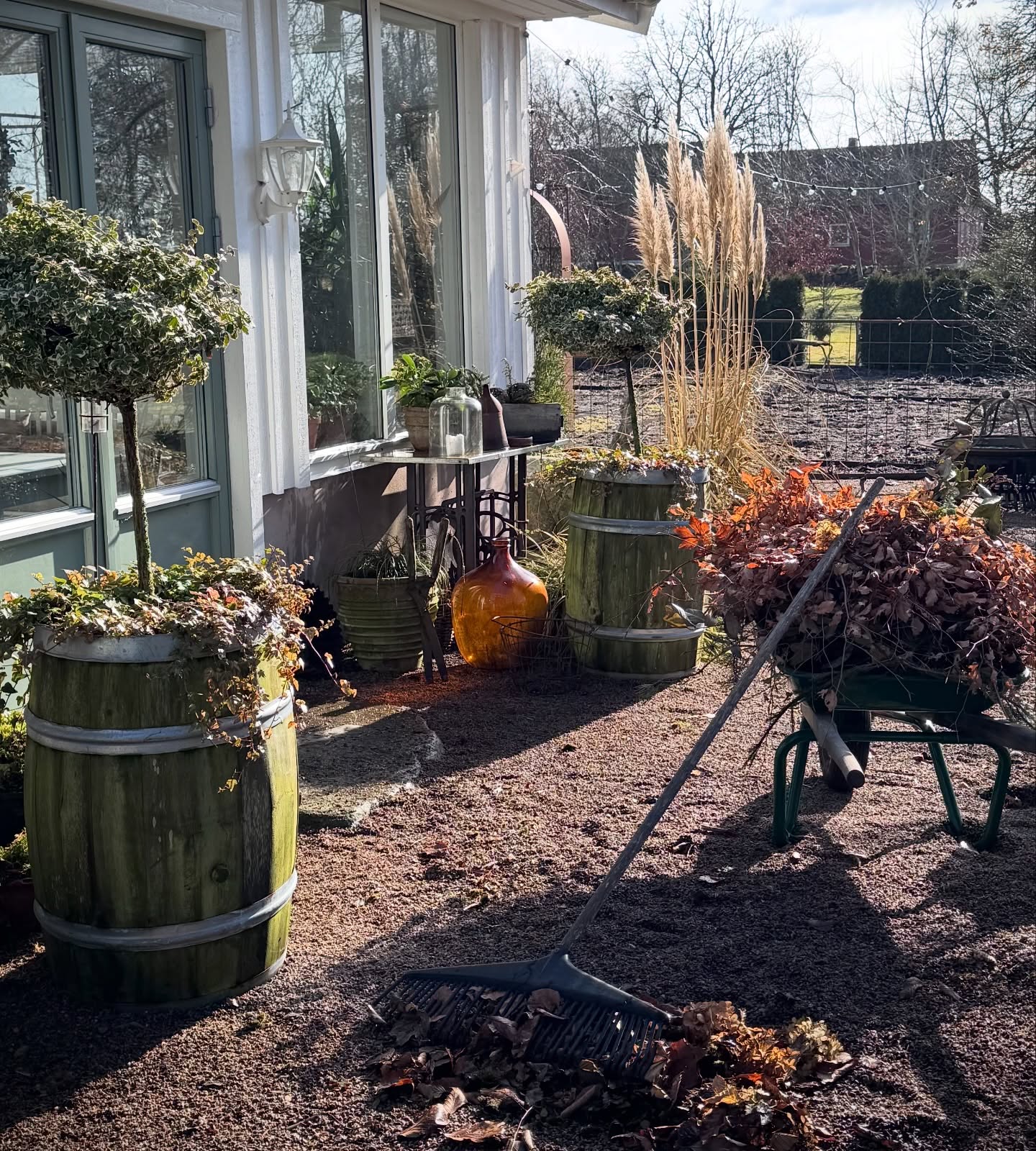 Ingen dålig 1:a mars, varmt välkommen vårmånaden!
Snön är borta hos oss men lite blött här och där, inte mycket tjäle och det torkar upp fort nu.
Fint med sandjord.🙏🏻
Ett par timmar i trädgården idag med räfsan och sekatören gör gott i kroppen. Avslutar dagen med tapetsering, som ni snart får se.🤩
Hoppas ni haft en härlig söndag!
#vårkänslor #vårenärpåväg #vårarbete #trädgårdsarbete #trädgårdsglädje