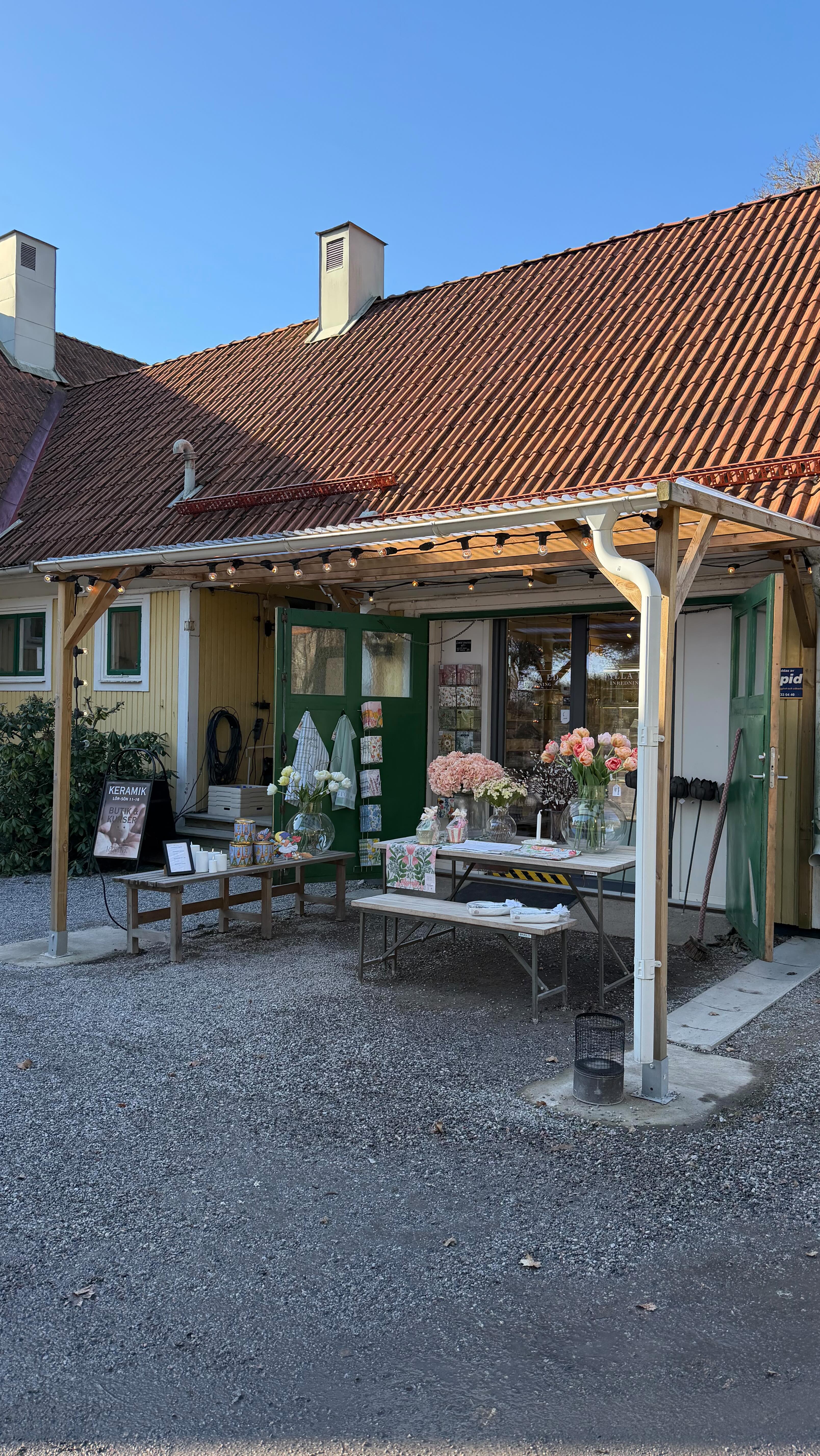 Våren är här och vi på villan njuter till fullo 🌷🌿☀️
Butikerna är fyllda med nyheter, i caféet har uteserveringen öppnat och på övervåningen fixas det hår, hud och skönhet inför den nya säsongen.
Kom förbi, ta en kaffe i solen, inspireras i butikerna och ge dig själv en liten vårstart hos oss på Villa Ed ☕️
Vi på Villa Ed
Inredningsbutik @villaedinredning
Klädbutik @villaed_by_glozzy
Café & Bistro @cafevillaed
Frisörer @villaed.frisorerna
Injektionsbehandlare @beautylin.se
Kroppsvård & Massage @lindaholtzkroppsvard
Inemotion Psykologi @inemotionpsykologi
Keramik @lerkallan
Skulpturskogen Villa Ed