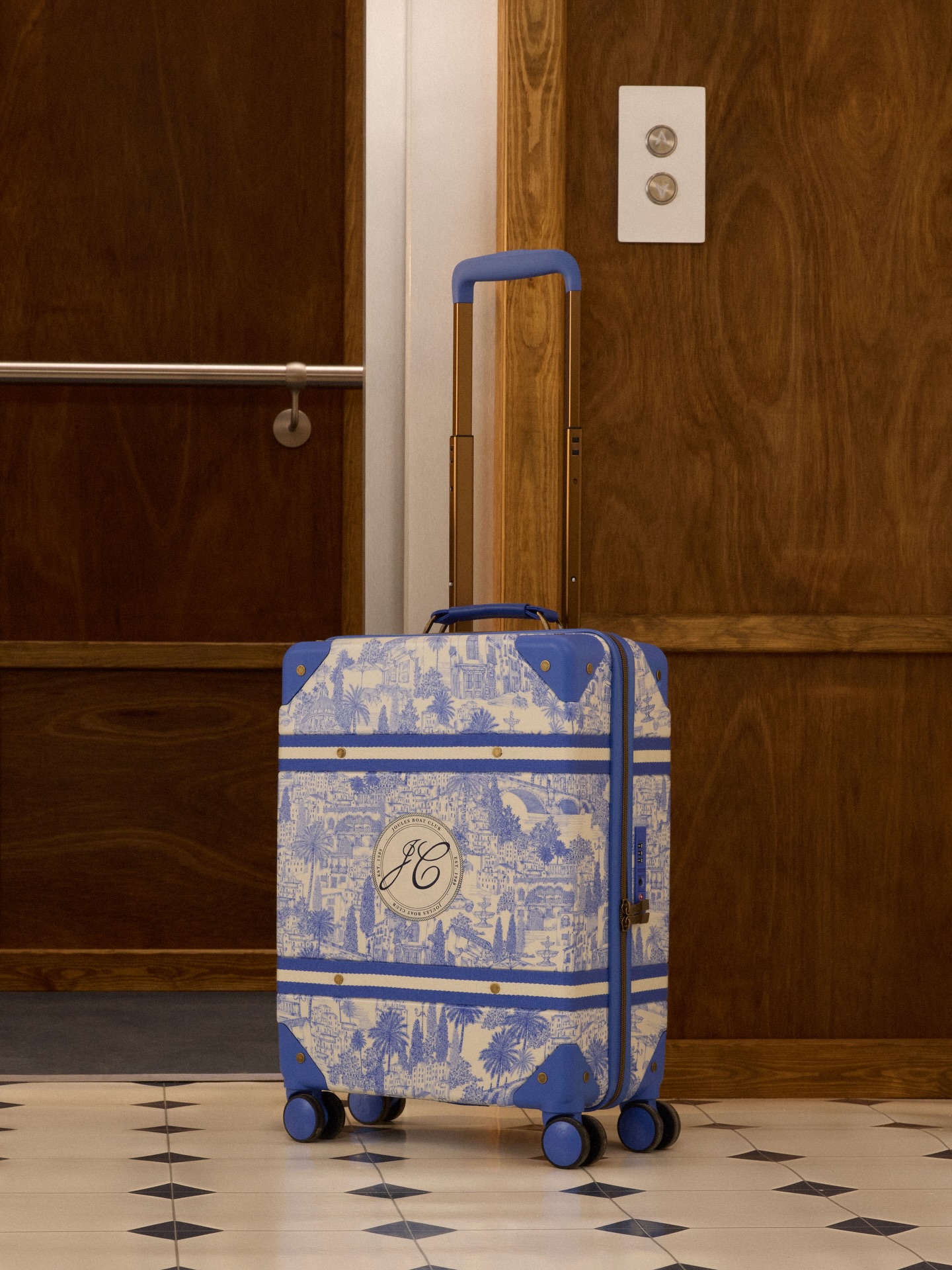 Organised never looked so good!
The all new City Toile collection in the Cabin Trolley and Packing Cube Set is here to turn packing panic into perfectly placed.
Classic print. Clever compartments. Zero chaos.
Your suitcase deserves a system - and your trip deserves style.
If you are interested in becoming a UK stockist, please send us a message or alternatively see link in bio.
#Joules #BritishDesign #Luggage #TravelAccessories #PackingCubes