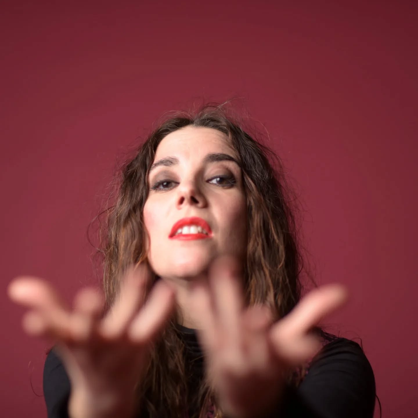 💜🎶La vida de una artista es el material inmaterial para crear. Sus hallazgos, las avenruras y desventuras. Los desalientos, las alegrías y las penas... Y más aún si eres una persona recontraempática y recontrasensible... que todo te duele profundamente pero cuando amas... amas. Yo amo esta vida extraña, y a las personas (no muchas) con las que he podido compartir retazos de luz... Y amo la Belleza🎶💜
#mujeresartistas #musicabonita #madresartistas #cantante