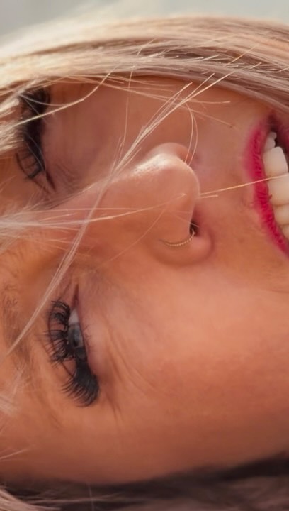 On applaudit les femmes fortes 💪
Celles qui tiennent tout!
➡️ Le travail
➡️ La famille
➡️ La maison
➡️ L’organisation
Celles qui encaissent.
Qui gèrent.
Qui assurent.
Celles qui ne tombent jamais…
Mais personne ne voit le prix que ça leur coûte.
Personne ne voit
➡️ la fatigue
➡️ La pression
➡️ Le poids
Parce que derrière le contrôle…
il y a souvent une peur.
Une peur silencieuse.
La peur que tout s’écroule si elles arrêtent de tenir.
Alors elles serrent les dents.
Elles continuent.
Encore et encore…
Mais parfois le vrai courage
ce n’est pas de tenir.
C’est d’oser lâcher💥
D’arrêter de porter ce qui n’a jamais été censé reposer sur tes épaules.
Dis-moi en commentaire :
qu’est-ce que tu portes encore aujourd’hui qui t’épuise et te coupe de ce que tu voudrais vraiment?
#femmesfortes #contrôle #croyances