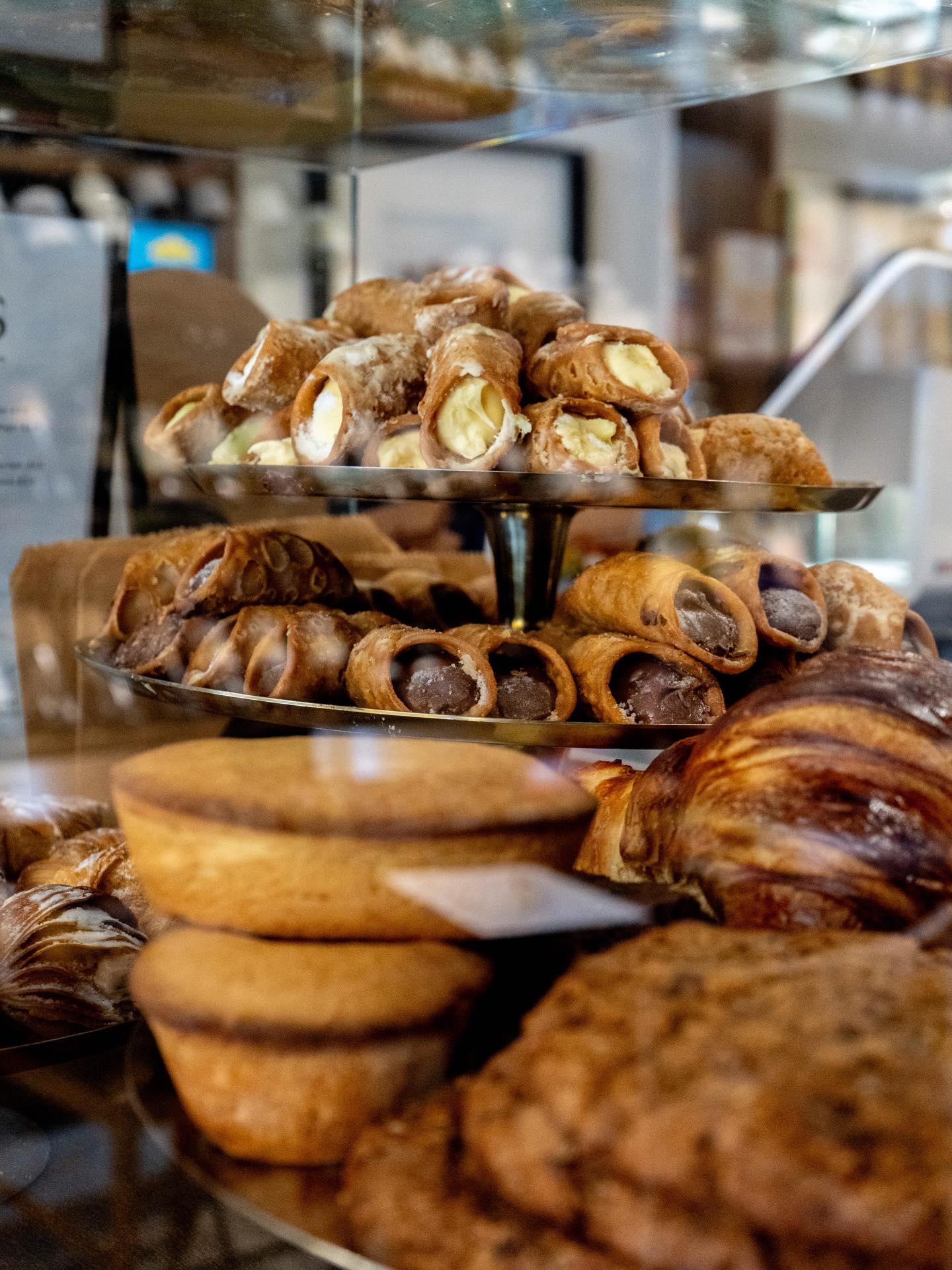 A little corner of Italy, right here in Kensal Rise 🇮🇹✨
From cannoli to beautifully wrapped Easter eggs and shelves stocked with your favourite Italian pantry finds… this is your sign to pop in and have a proper browse.
Come for a coffee, leave with something sweet (and maybe a bottle of vino too).
#KensalRise #ItalianDeliLondon #ShopLocalLondon #EasterTreats #TasteOfItaly