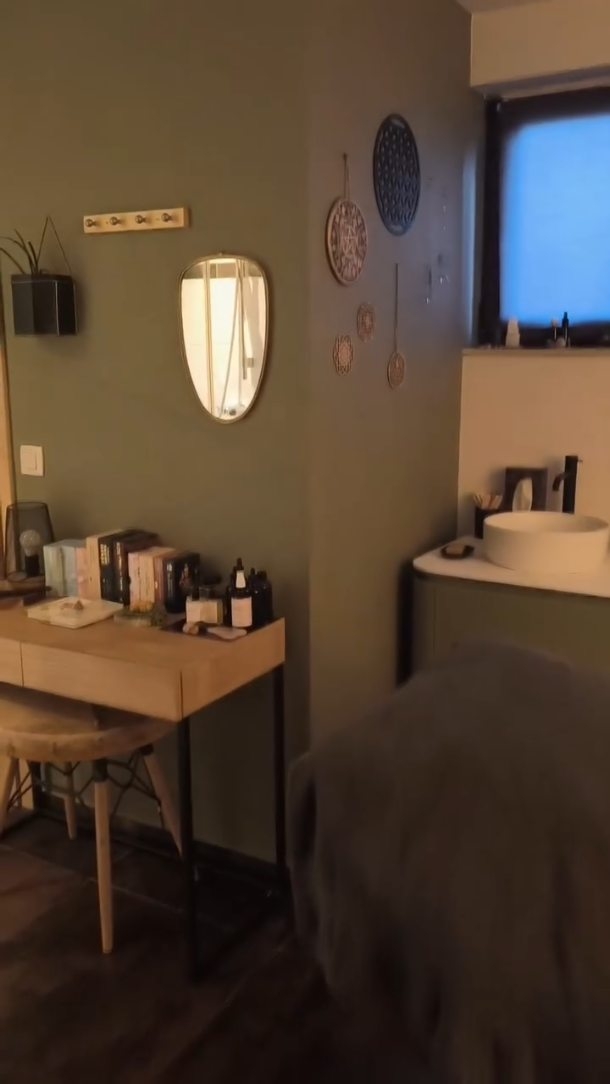 Ces trois derniers jours, j’ai fait évoluer le fond de ma pièce de soin.
Un nouveau meuble au verso.
Un mur repeint en blanc.
Quelques ajustements… mais qui changent vraiment l’espace.
J’ai travaillé comme une dingue !
Déplacer, peindre, ajuster, recommencer.
Et quand j’ai pris du recul et vu à quel point c’était beau…
j’ai versé une petite larme.
Aujourd’hui, on est en pleine lune.
Et ce nouvel espace est prêt.
Plus clair. Plus doux. Plus naturel.
Un projet chèr à mon cœur que je suis heureuse de vous faire découvrir.
J’espère que ça vous plaira. 🌕🌿
#esthéticienne
#déco
#scandinavedesign
#monunivers
#institutdebeaute