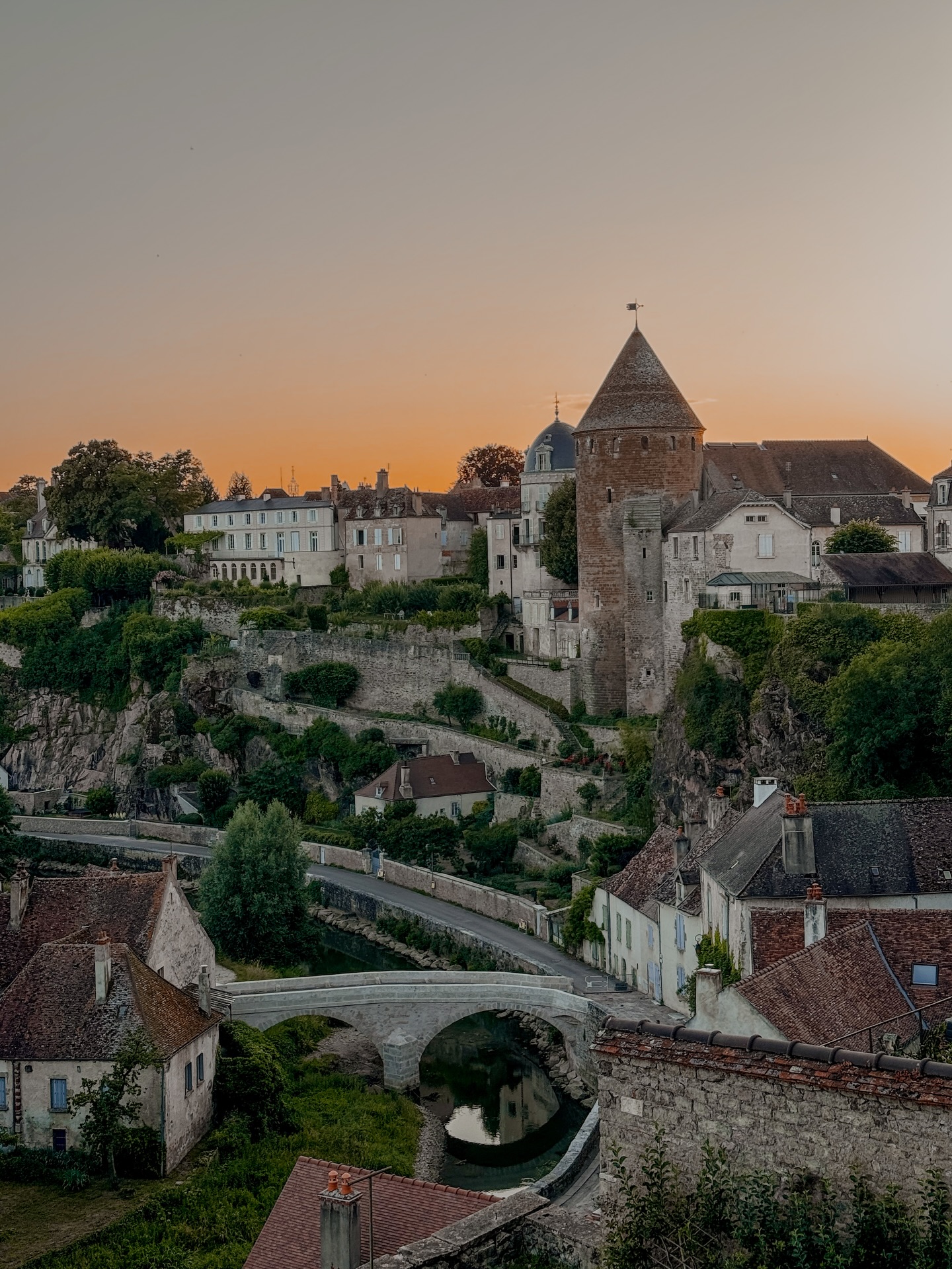Me, Jonas & a weekend in the prettiest French town I’ve seen 🥹💭
I’ve created an article about my favourite places in this town — just write “fairytale” below and I’ll send you the article in dms 🤍
• France hidden gems • France travel • bucketlist travel • summer travel • French summer • top places France • Bourgogne