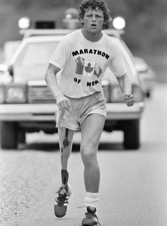 Nous aimons partager avec nos élèves des histoires vraies qui parlent de courage et de détermination.
Connaissez-vous Terry Fox ? Quand il était jeune, il est tombé gravement malade et a perdu une jambe. Beaucoup auraient abandonné leurs rêves.
Mais lui a décidé de transformer son épreuve en quelque chose de plus grand. Il s’est lancé un défi incroyable : courir chaque jour pour récolter des fonds afin d’aider la recherche contre le cancer. Il appelait cela son “Marathon de l’espoir”.
Il n’a pas pu aller jusqu’au bout de son projet… mais son courage a inspiré des milliers de personnes, et encore aujourd’hui, des enfants et des adultes courent en son nom pour aider les autres.
Son histoire nous rappelle quelque chose de simple et précieux : on ne choisit pas toujours ce qui nous arrive. En revanche, on peut choisir la manière dont on avance.
À Saint-Joseph, nous apprenons aussi aux enfants que tomber, se relever, essayer encore… fait partie du chemin 🌿.
#terryfox #marathondelespoir #histoiresinspirantes #ecoleprimaire #ecolematernelle #viescolaire #ecolesaintjosephohain #ecolesaintjoseph #ecolestjosephohain #ecolestjoseph #ecoleohain #ecolelasne #ecolesdubrabantwallon #vivrealasne #communedelasne #ohain #lasne