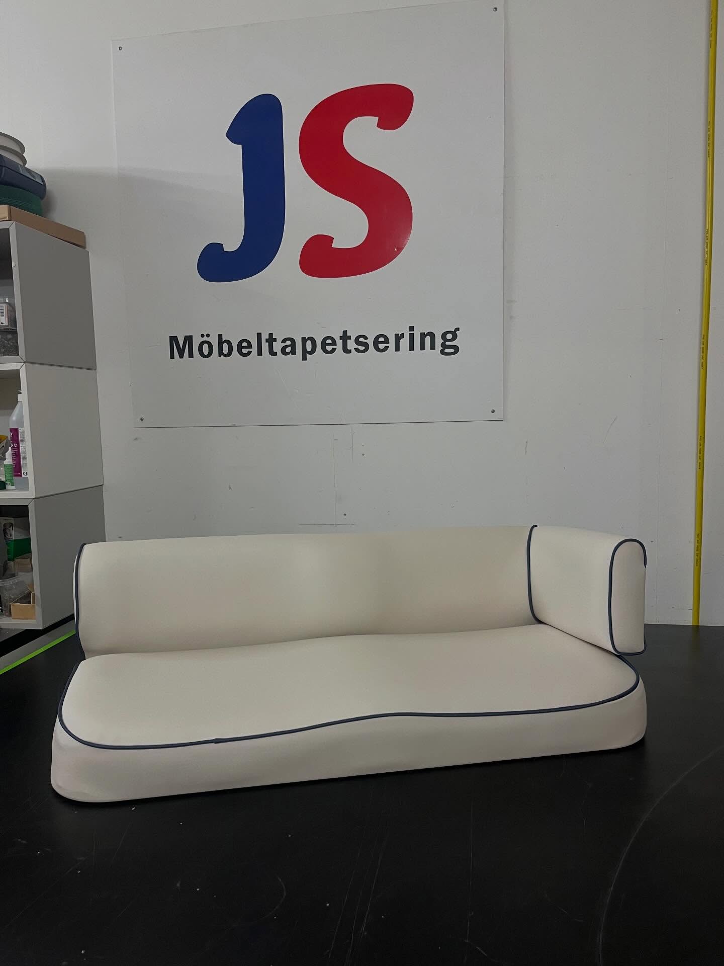 🚤 Behöver dina båtdynor nytt liv?
Låt Js möbeltapetsering klä om dem med slitstarka, snygga material – perfekt inför båtsäsongen! ☀️🌊
🌐 https://www.jsmobeltapetsering.se
📞 070-429 53 03
Kontakta oss för offert!
#båtliv #båtdynor #möbeltapsering #jsmöbeltapetsering #sol