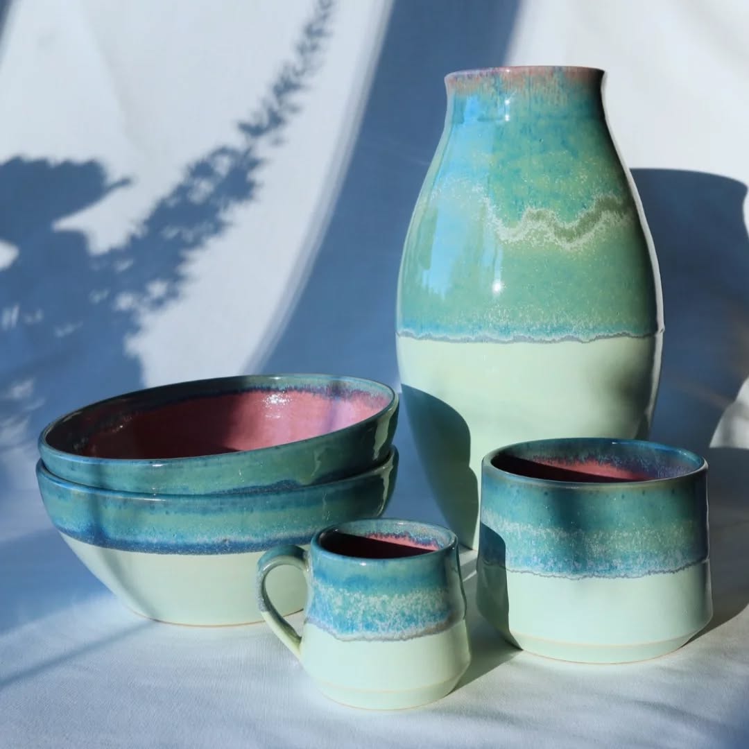 It's spring, there's a new color combination, and I am looking deep inside myself to gather all the optimism in humans that I can find.
I have decided to name this design :
"Sweet Dreams"
Let's dream together of a peaceful world.
#pottenbakken #newcollection #glazecombo #newcolor #homedecor