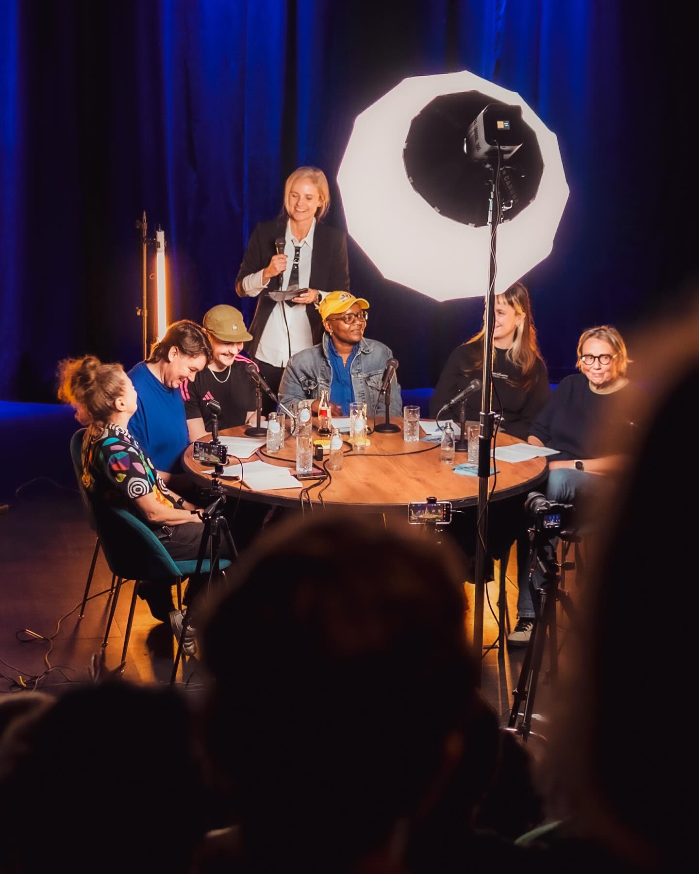 Foto’s by @kimmnote van onze tweede intergenerationele queer table talk: Queer Community Organising met een geweldig publiek in @arenberg_antwerpen voor A Queer Night met @nyiragasigwa_hens_ @velvetibiza @r.r.remus @dagmerrie @lamazone @tot_zover en @biemdhondt
Een hele dikke dankjewel voor iedereen die er was en iedereen die heeft meegeholpen om dit te realiseren!!
*Pic 14 by @photopomatica
De IQTT’s maken deel uit van een breder traject rond queer erfgoed en wordt gesteund door verschillende culturele en erfgoed instellingen en de Vlaamse Overheid.
#tabletalks #intergenerational #love