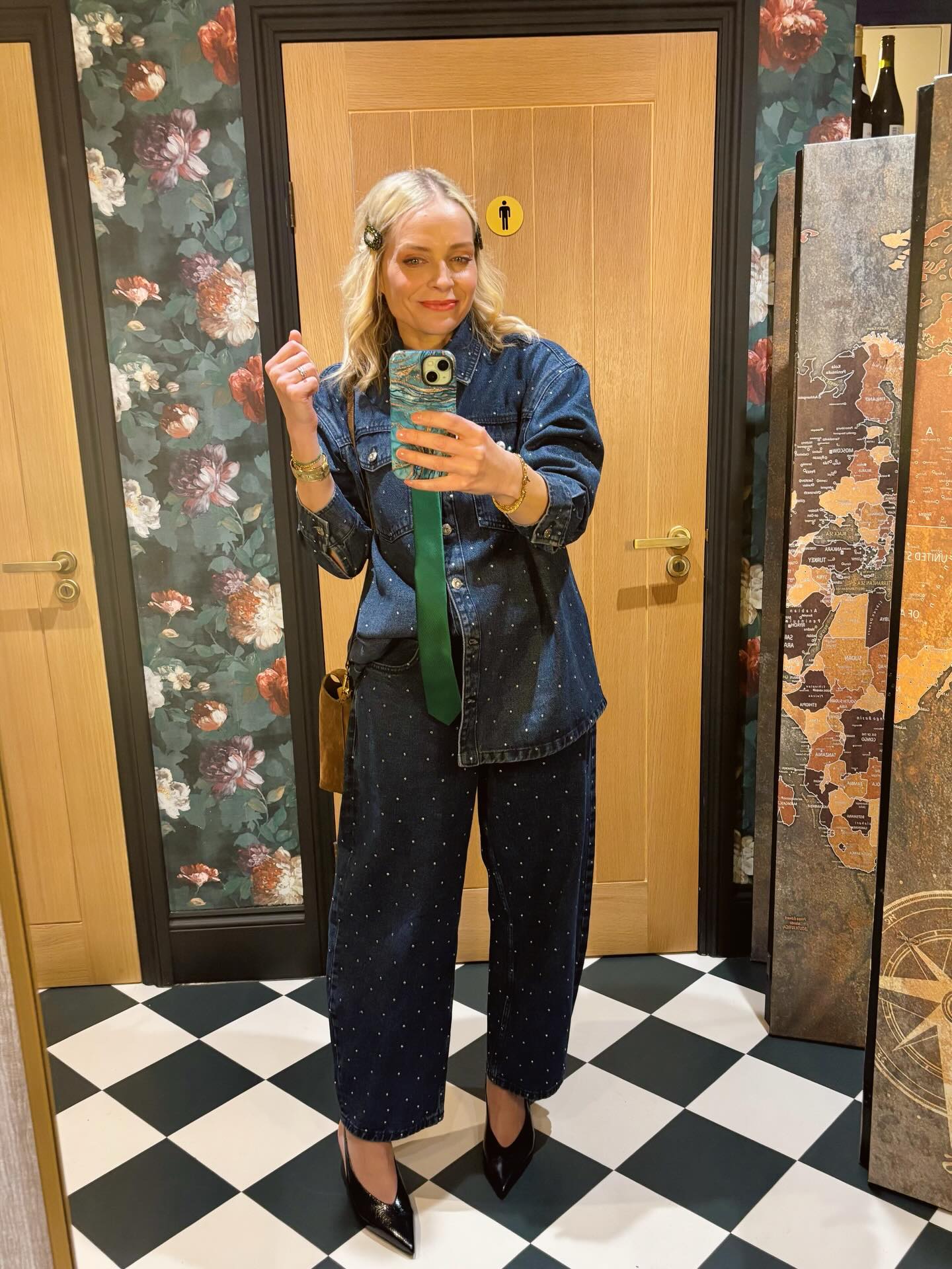 Just a post about how much I love this coord. A real joy giver. I wore it out last night for my friend’s birthday drinks - a couple of small tweaks - the tie, half tuck, and shoes it’s an out out outfit 💙
Second pic is how I wore it last weekend, more casual with a red top underneath and trainers.
Easy to wear and change up with shoes and accessories.
Coord: @tuclothing (last year)
Style - personal style - personal stylist - women’s style - styling - style inspo - personal styling - casual outfits - everyday outfits
#personalstyle #personalstylist #ootd #wiwt #denim