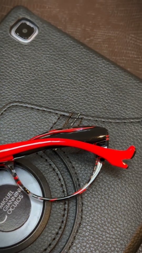 Tendência não se segue.
Se reconhece.
Óculos para quem entende de luxo.
#LuxoContemporâneo #ÓculosDeAltoPadrão #EstiloRefinado #FashionLuxury #OlharMarcante