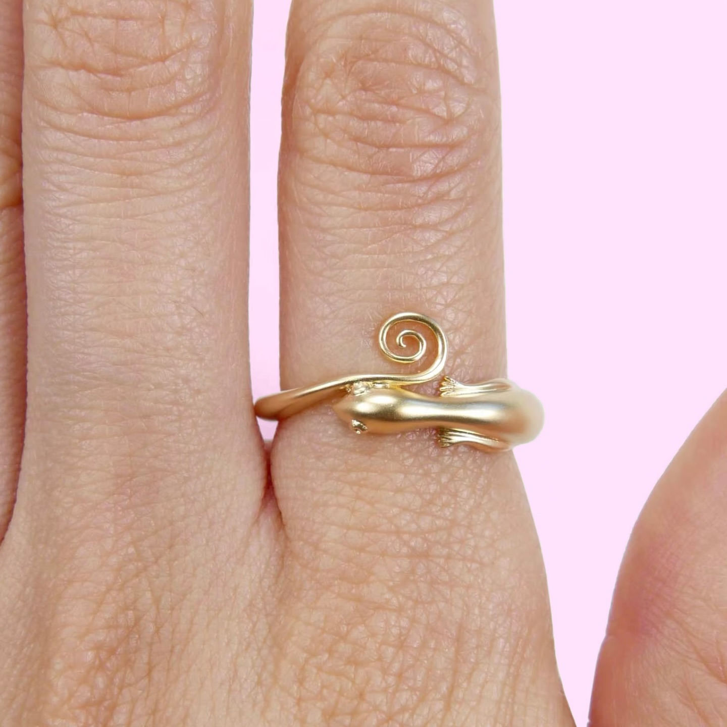In ancient times, the salamander was believed to be a mythical fire proof creature and was a symbol of strength and resistance. The magical salamander ring by @lunarrainjewellery curls around the finger with a spiraled tail, made of matte finished 18k yellow gold. ✨🦎
#artisianjewelry #rotd #jotd #smallbusiness #supportartists