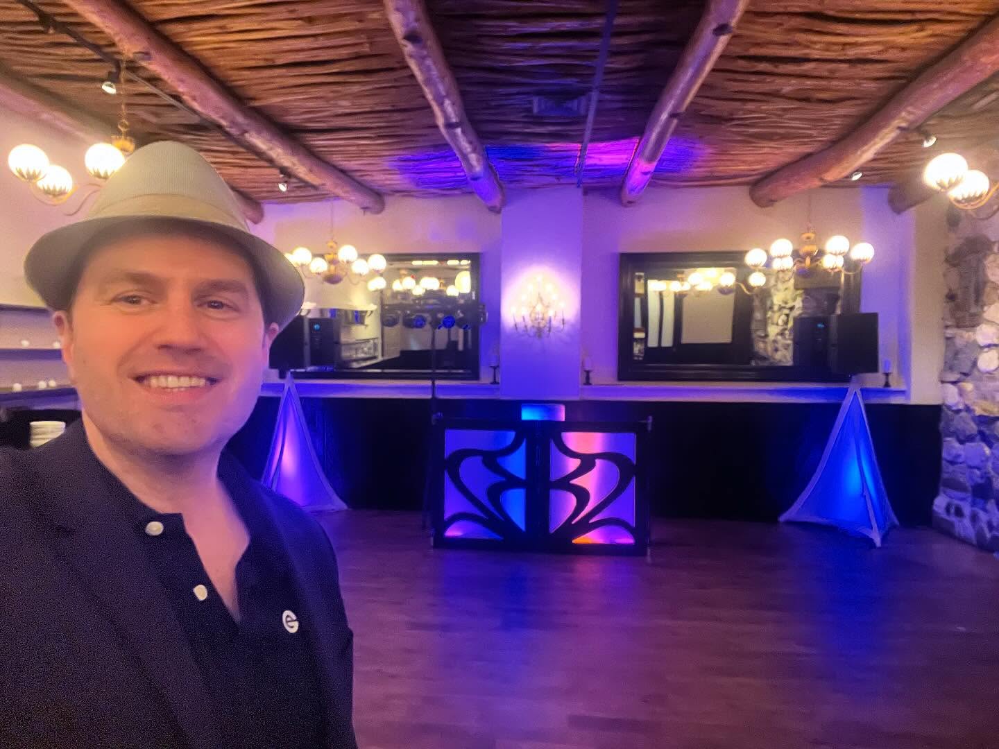 Back again recently at Osteria Via Stato for another wedding! My first wedding ever in Chicago was here ππ
Their cocktail lounge is the perfect space to get things going and then into the dining hall for dinner and toasts π₯