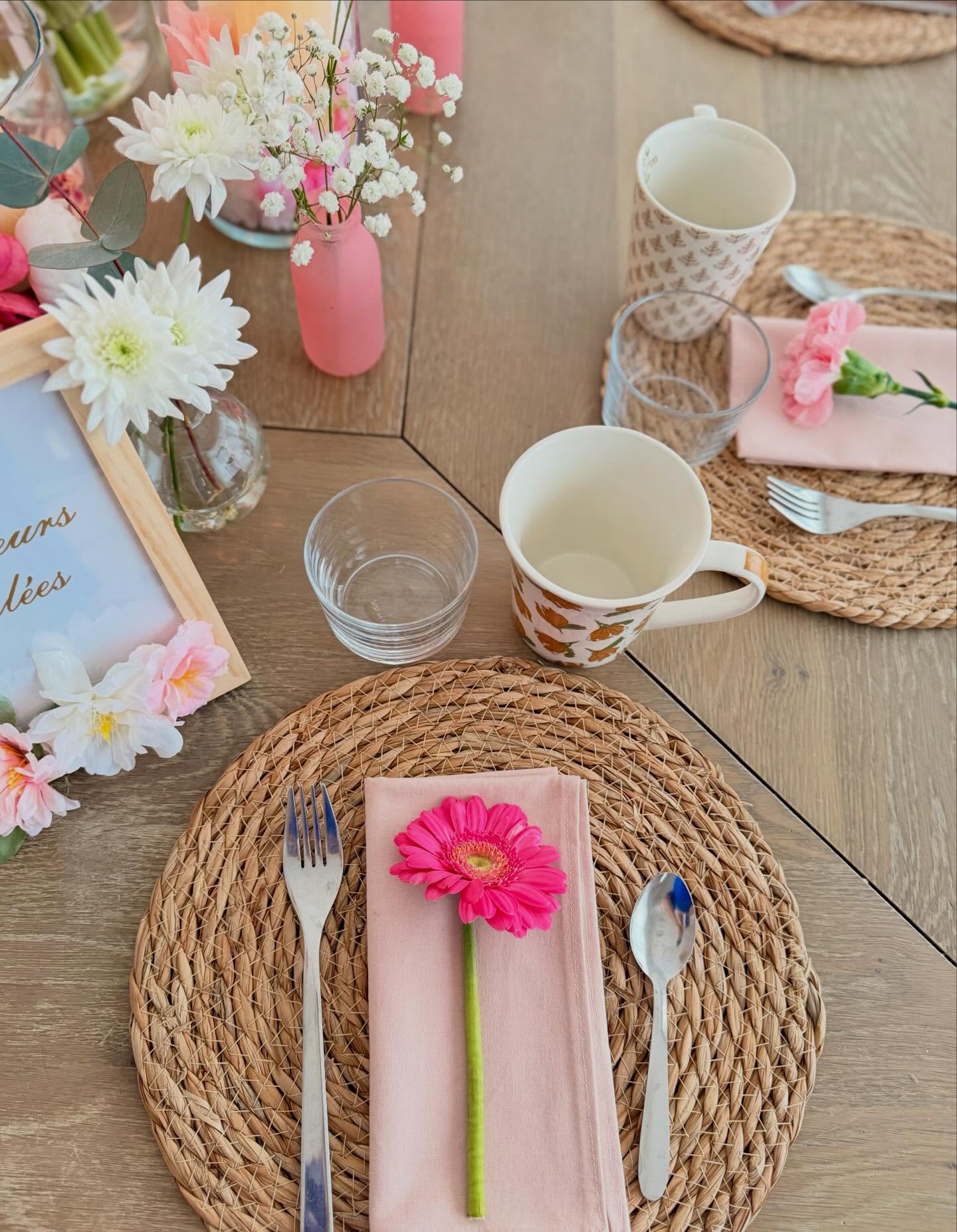 La fête des mamies 🌷
Une belle occasion de dire à notre maman, la mamie de nos enfants, combien elle compte pour nous.
Pour Mamylou, nous lui avions préparé un petit brunch surprise entourée de ses petits enfants.
Une belle journée en famille 🌸
#decorationevenementielle #fetedesmamies #decoration #decoratriceevenementielle #jalmaevent