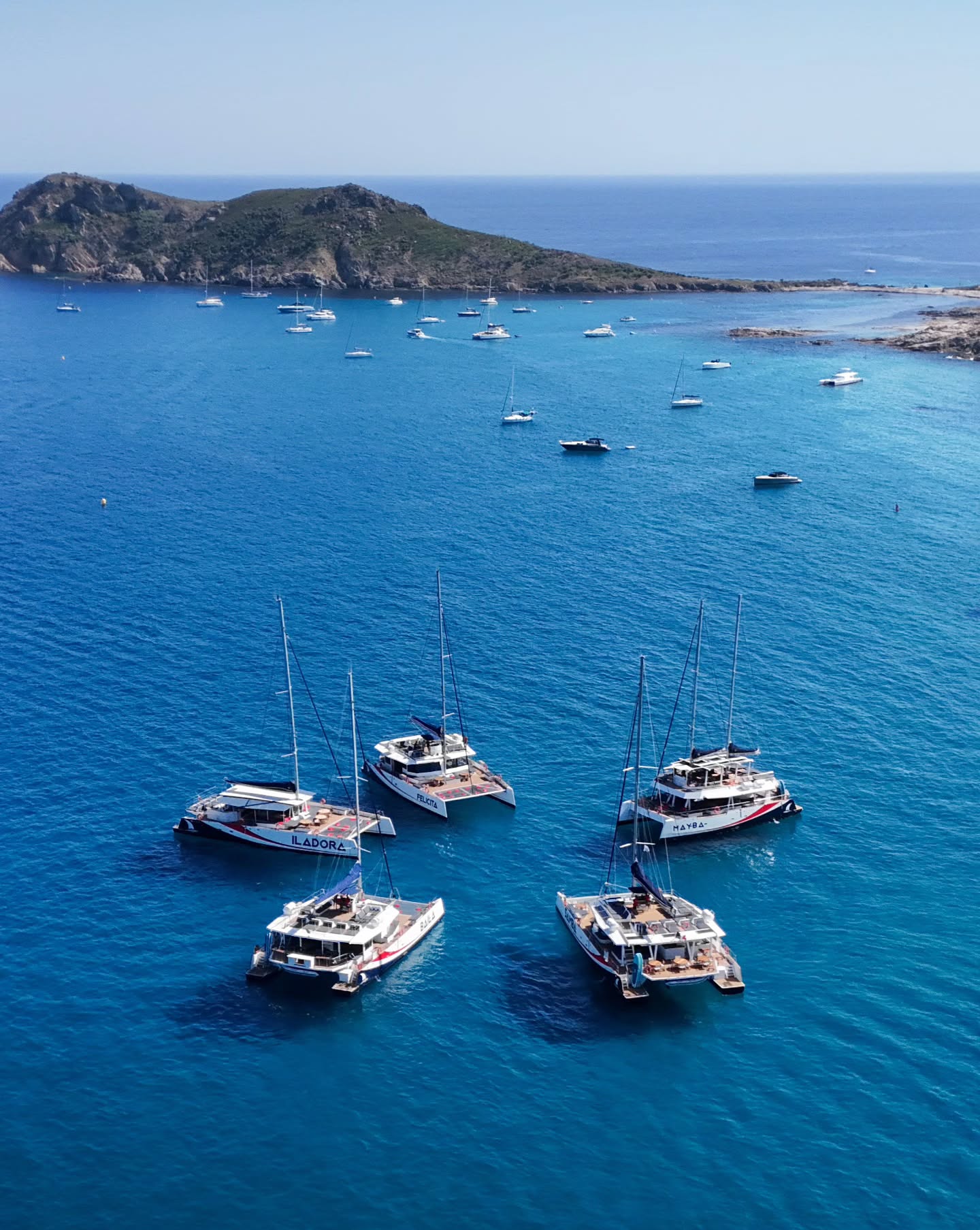 𝐁𝐢𝐞𝐧𝐭𝐨̂𝐭 𝐥’𝐡𝐞𝐮𝐫𝐞 𝐝’𝐞𝐦𝐛𝐚𝐫𝐪𝐮𝐞𝐫 ⛵.
𝟑𝟎 𝐚𝐯𝐫𝐢𝐥 𝟐𝟎𝟐𝟔.
Est-ce qu’on vous a manqué ?
Parce que vous, oui… et nous sommes impatients de vous retrouver à bord de nos maxi-catamarans 😍!
𝐂𝐞𝐭𝐭𝐞 𝐚𝐧𝐧𝐞́𝐞 𝐞𝐧𝐜𝐨𝐫𝐞, 𝐩𝐫𝐞𝐧𝐞𝐳 𝐥𝐞 𝐥𝐚𝐫𝐠𝐞 𝐚𝐯𝐞𝐜 𝐀𝐌𝐂 𝐂𝐚𝐩𝐞 𝐆𝐫𝐚𝐜𝐞 𝐞𝐭 𝐝𝐞́𝐜𝐨𝐮𝐯𝐫𝐞𝐳 𝐥𝐚 𝐫𝐞́𝐠𝐢𝐨𝐧 𝐚𝐮𝐭𝐫𝐞𝐦𝐞𝐧𝐭, 𝐩𝐚𝐫 𝐥𝐚 𝐦𝐞𝐫.
Cette 10ème saison s’annonce riche en surprises…De nouvelles expériences en mer tout inclus arrivent très bientôt et nous avons hâte de vous les dévoiler. Restez connectés 😉!
🎟️ 𝐋𝐚 𝐛𝐢𝐥𝐥𝐞𝐭𝐭𝐞𝐫𝐢𝐞 𝐞𝐬𝐭 𝐝’𝐨𝐫𝐞𝐬 𝐞𝐭 𝐝𝐞́𝐣𝐚̀ 𝐨𝐮𝐯𝐞𝐫𝐭𝐞 👉 www.amccapegrace.com
#amccapegrace #cotedazur #maxicatamaran #toutinclus #croisiere