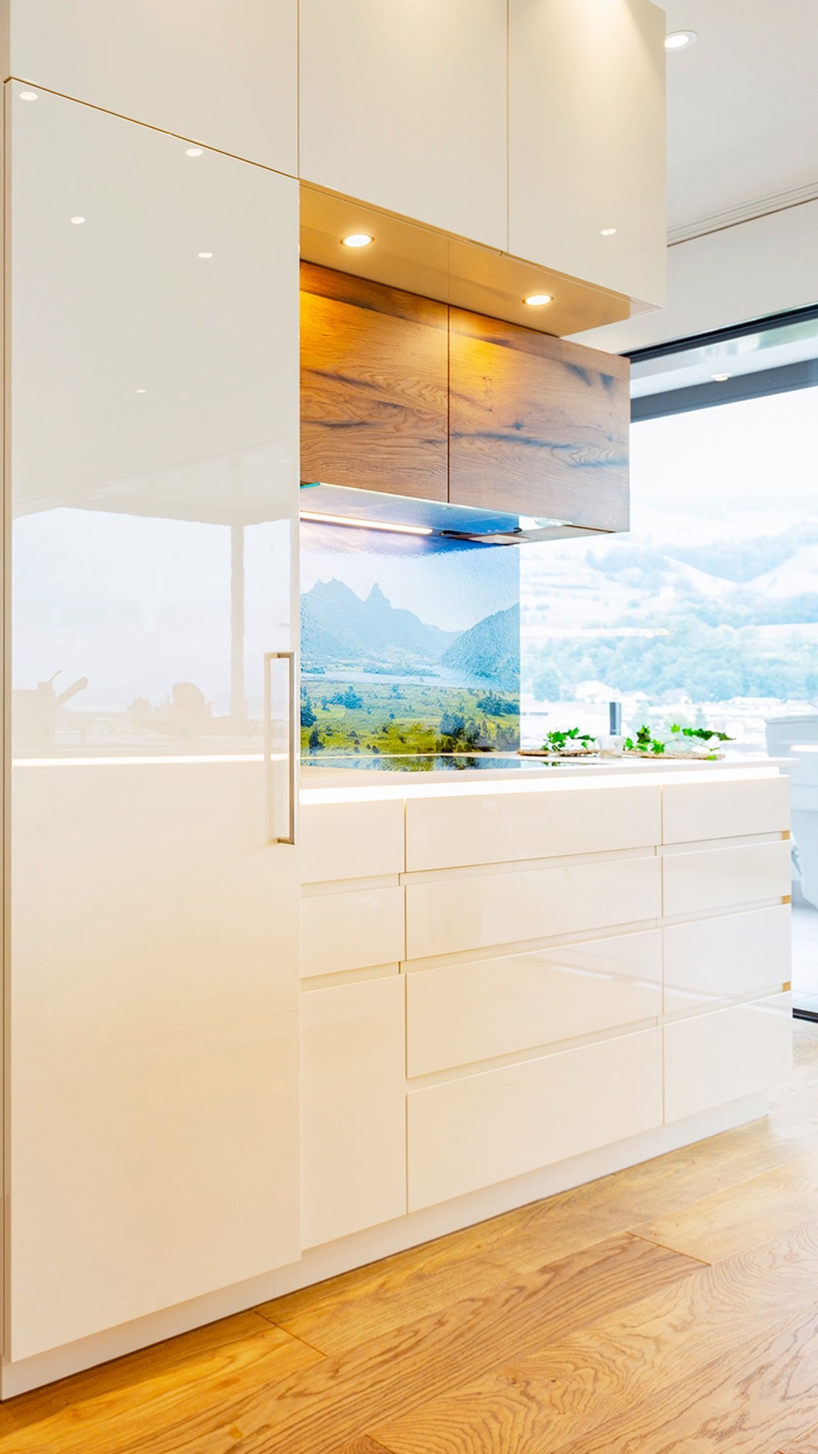 Küche, Bad, Garderobe und Schränke – alles neu gedacht und sauber umgesetzt. Materialien, Linien und Details greifen ineinander. Nichts wirkt zufällig. Jeder Raum erfüllt seine Aufgabe und bleibt trotzdem Teil eines Ganzen. So entsteht ein Zuhause, das sich richtig anfühlt und jeden Tag Freude macht. ✨