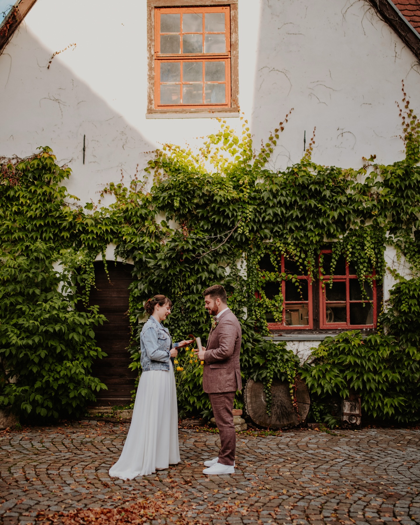 „Wir vertrauen dir!“
Diese lieben beiden durfte ich bei ihrer traumhaften Herbsthochzeit begleiten.
Einer der schönsten Sätze dieses Tages (natürlich neben dem ganz intimen Traugelübde) war für mich: „Wir vertrauen dir da voll und ganz, sag uns einfach was wir machen sollen“.
So ein wahnsinnig schönes Kompliment ausgesprochen ganz nebenbei. Aber ihr merkt, wie sehr mich das berührt, da ich jetzt, über ein Jahr später immer noch daran denken muss.
Es ist nicht selbstverständlich soviel Vertrauen entgegengebracht zu bekommen. Deswegen freut es mich umso mehr euch einen kleinen Einblick in diesen so liebevoll geplanten und emotionalen Tag zeigen zu dürfen.
DANKE FÜR EUER VERTRAUEN! 🤍
M & B