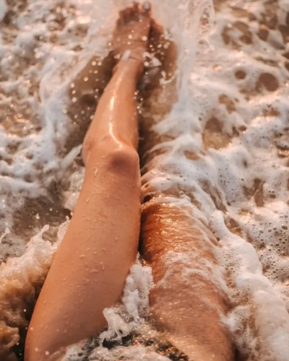 Tavasszal mindig megnő a wax időpontok száma 🌷
És teljesen érthető…
jönnek a szoknyák, a rövidebb ruhák és a napsütéses napok ☀️
Sokan ilyenkor váltanak borotváról waxra, mert hetekig élvezhetik a sima bőrt.
Te melyik csapatban vagy?
Borotva vagy wax? 🤭
További információ: