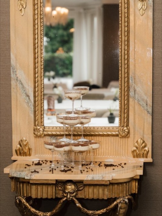 NEW IN – Tiramisu Turm.
Italian classic. Wedding upgrade.
Und JA …. er ist so gut, wie er aussieht.
Espresso-getränkt. Samtig. Unverschämt gut.
Inszeniert wie ein Showpiece, gelöffelt in Sekunden.
Perfekt als Alternative oder stilvolle Ergänzung zur Hochzeitstorte.
Für Paare, die Geschmack genauso ernst nehmen wie Design.
Mehr Infos per DM.