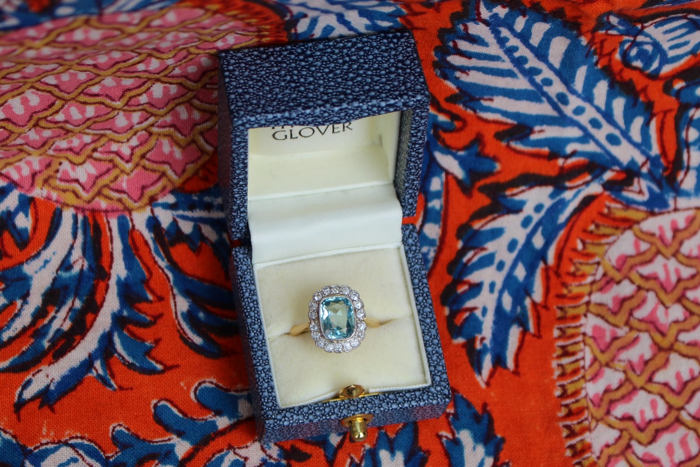 Edwardian aquamarine and diamond cluster ring in platinum and gold circa 1920
#aquamarine #antiquejewelry #ringoftheday #antiquejewelryaddiction #edwardianjewellery