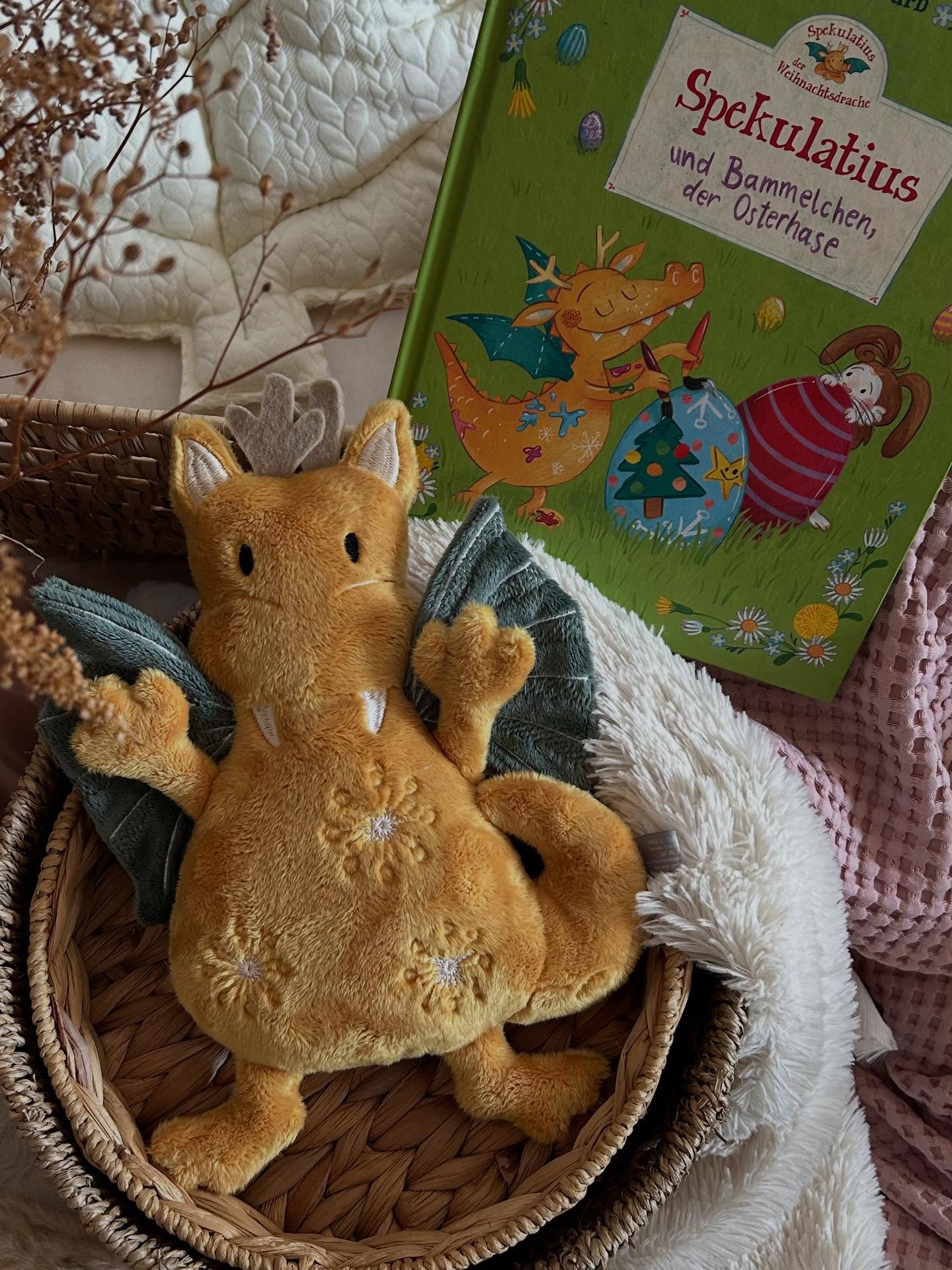 Nachdem ich euch meinen genähten Drachen gezeigt habe, bin ich jetzt im Spekulatius-Fieber.
Die Geschichten rund um den kleinen Drachen sind einfach so niedlich und zaubern mir einem ein Lächeln ins Gesicht. Jetzt sind auch das Oster-Abenteuer und das Schulanfangs-Buch in meine Sammlung eingezogen – ich freue mich schon aufs Lesen und Schmökern.
P.S.: der kleine Drache ist von mir selbst genäht
#artkdesign
#spekulatius #kinderbücher #handmade