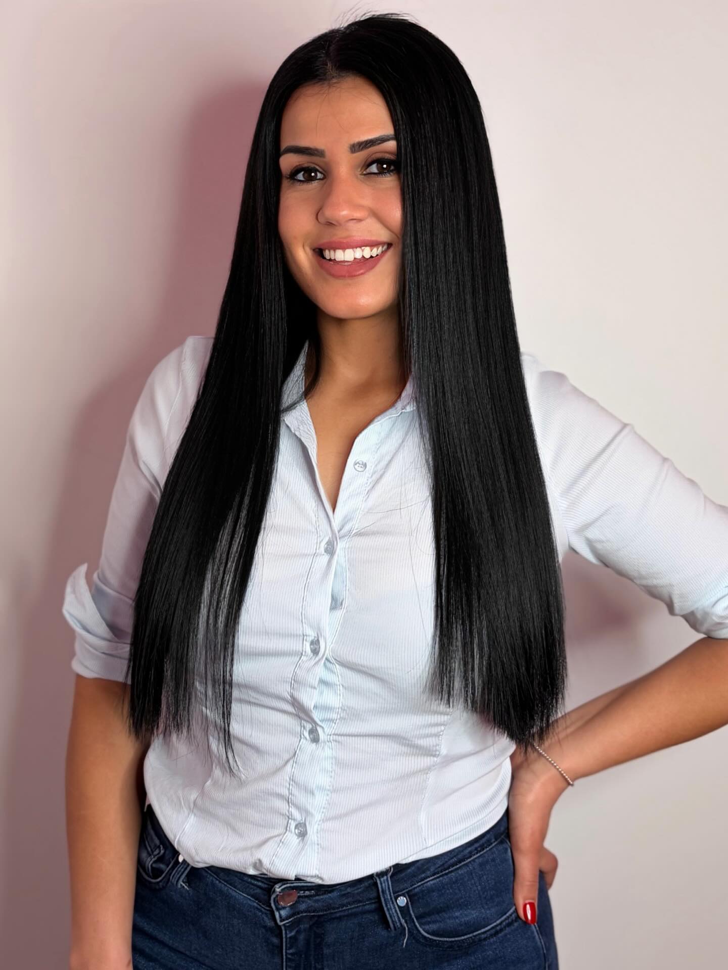 ✨ Da Cuneo a Milano per le extension capelli veri ✨
Lei è venuta direttamente da Cuneo a Milano per affidarsi a me dopo aver visto i miei lavori e essersi innamorata dei risultati 💗
Desiderava ottenere lo stesso effetto naturale, pieno e armonioso.
Lei soffre di tricotillomania, quindi tende a strapparsi i capelli. Per questo ho studiato un’applicazione specifica delle extension, posizionandole in modo strategico per aiutarla a proteggere i suoi capelli naturali e permettere loro di crescere meglio.
Inoltre partirà presto in vacanza, quindi abbiamo realizzato un’applicazione per la durata di due mesi, mantenendo comfort e naturalezza anche nella vita di tutti i giorni ✨
Il risultato è una chioma più piena, uniforme e naturale, perfettamente integrata con i suoi capelli.
Lei è rimasta felicissima del cambiamento 🥰
💶 Costo: 530€
💳 Pagamento possibile in 3 rate con Klarna o PayPal
✨ Utilizzo solo extension capelli veri 100%
📩 Scrivimi in DM per info e consulenza personalizzata
#extensioncapellimilano #extensioncapelliveri #extensioncapellilombardia #masterextensioncapelli #extensioncapelli