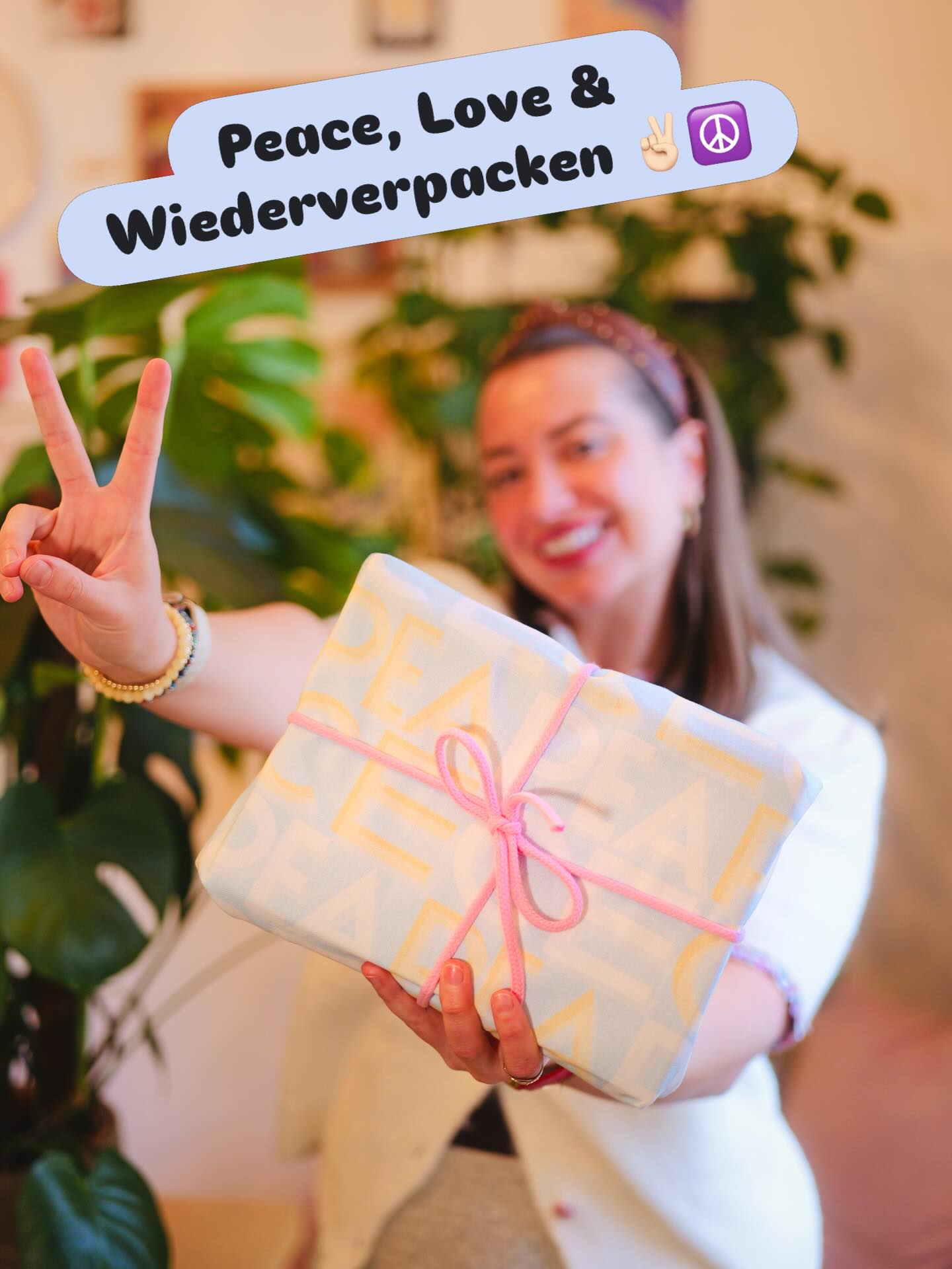 Unser Geschenkstoff im Peace-Design bringt gute Botschaften und noch bessere Gewohnheiten.
Wiederverwendbar, langlebig und viel zu schade für den Müll.
Nachhaltig schenken. Immer wieder. ♻️🎁
#nachhaltigschenken #reuse #zerowaste #stoffstattpapier #peace