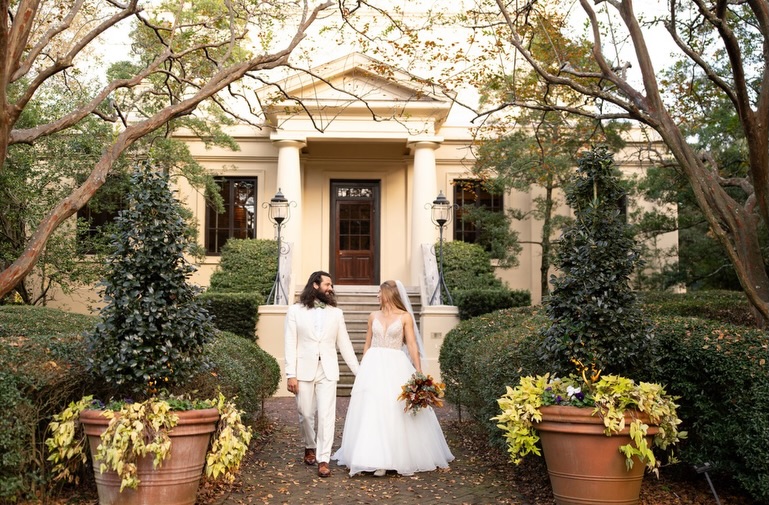Elle & Derrick 🤍
Photographer: @baronephoto
Venue: @shipsofthesea @shipsoftheseaevents
Florist: @kristian.designs
HMU: @royalmakeupandhair
Rentals: @amazingeventrentals
DJ: @versamix_music
Planners: US
#savannahwedding #georgiawedding #weddingphotography #fallwedding #weddingplanner