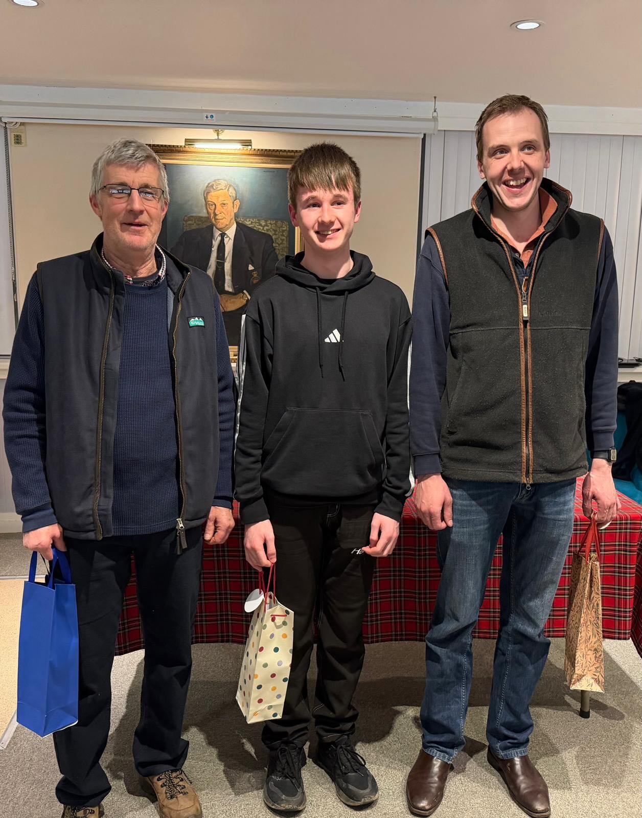 🥌🥌🥌🥌
📸Photo one - Club Points Challenge winners: Roxburghe CC. John, Douglas and Callum looking suitably pleased. Well done.
📸Photo two - Stuart Craig with his hands on the Points highest score trophy. Don’t ask but I think the lady loves Milk Tray. Other chocolate brands are available.
🥌🥌🥌🥌
#curling #scottishcurling #icerink #kelso