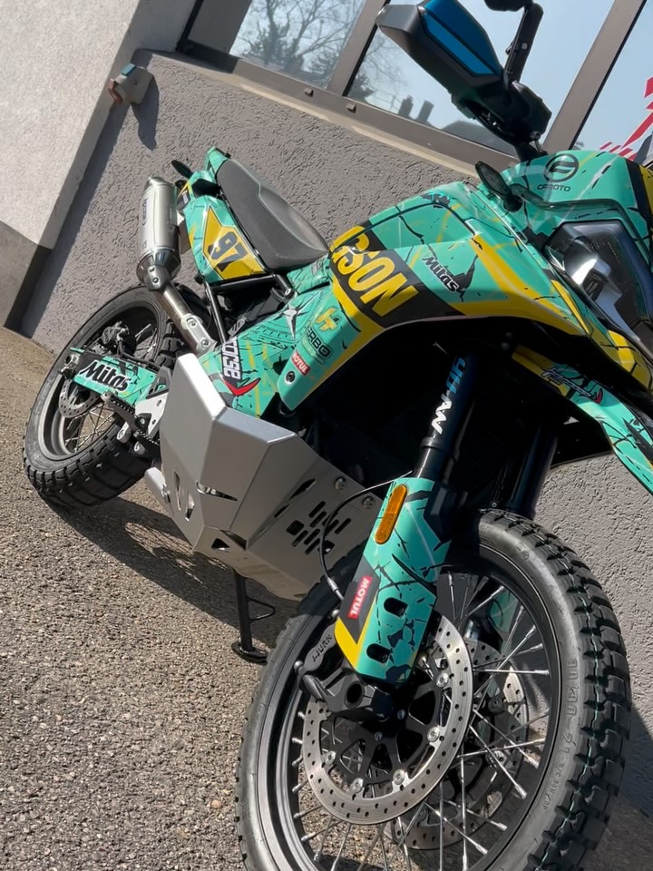 Saisonstart 2026: Zeit für Farbe! 🔥🔥
Manche tragen Warnwesten, ich klebe lieber Kunstwerke. Jedes Teil dieses Dekors habe ich auf dieser CFMOTO 800MT gepuzzelt. 🤯Das Ergebnis? Ein Design, das man nicht übersehen kann.
➖➖➖➖➖➖➖➖➖➖➖➖➖➖➖➖➖
Wie findet ihr den Look? Hot oder zu wild? Schreibt’s mir unten! 👇
➖➖➖➖➖➖➖➖➖➖➖➖➖➖➖➖➖#cfmoto800mt #motorradfolierung #heidelberg #bikedesign #carwrap
