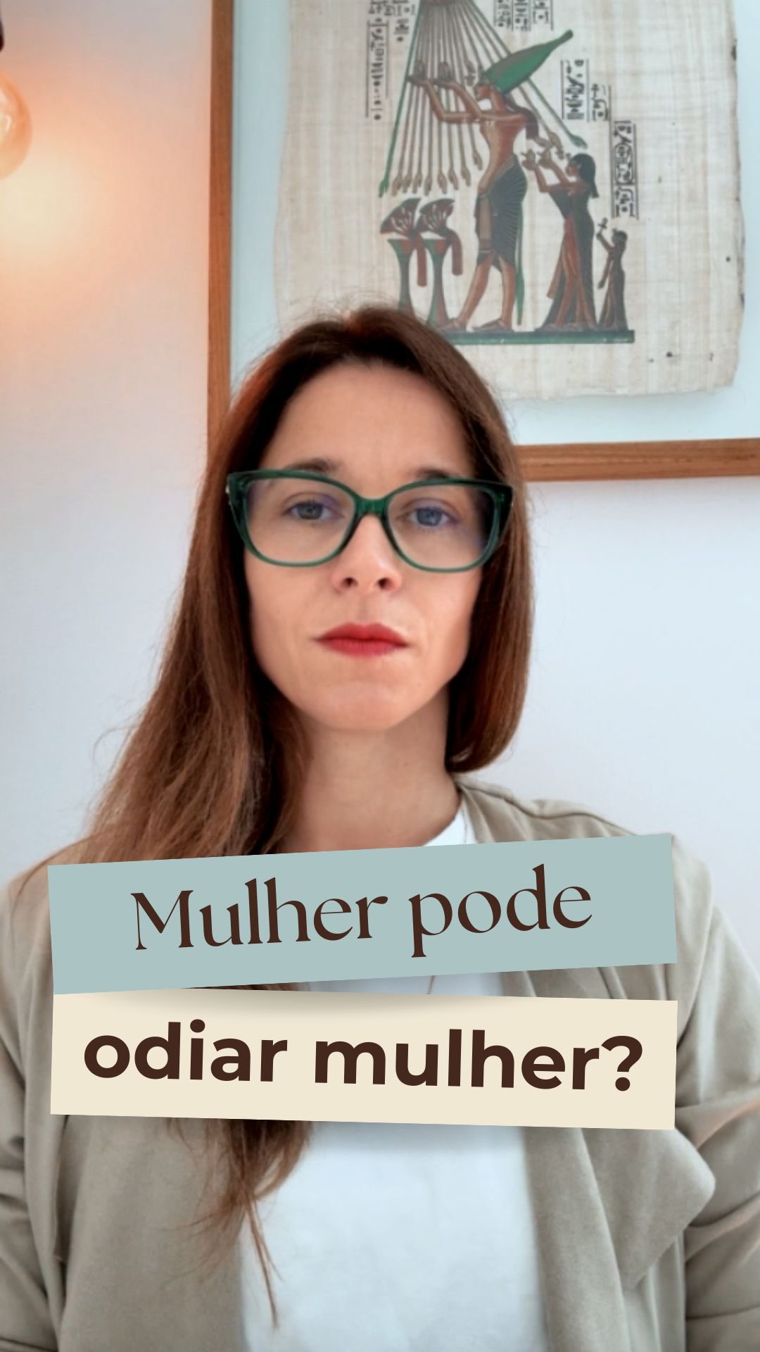 Este reels foi inspirado no artigo Misoginia e Comunicação Binária na Construção da Sexualidade: uma leitura psicanalítica a partir da clínica, de Janise Pedra.
A autora propõe uma leitura psicanalítica da misoginia a partir de Freud e Lacan, mostrando que o ódio ao feminino não é apenas social. Muitas vezes ele também nasce nas primeiras relações da vida, especialmente entre mãe e filha.
A escuta clínica pode ajudar a dar sentido a essas marcas e abrir caminho para novas formas de se relacionar com o feminino.