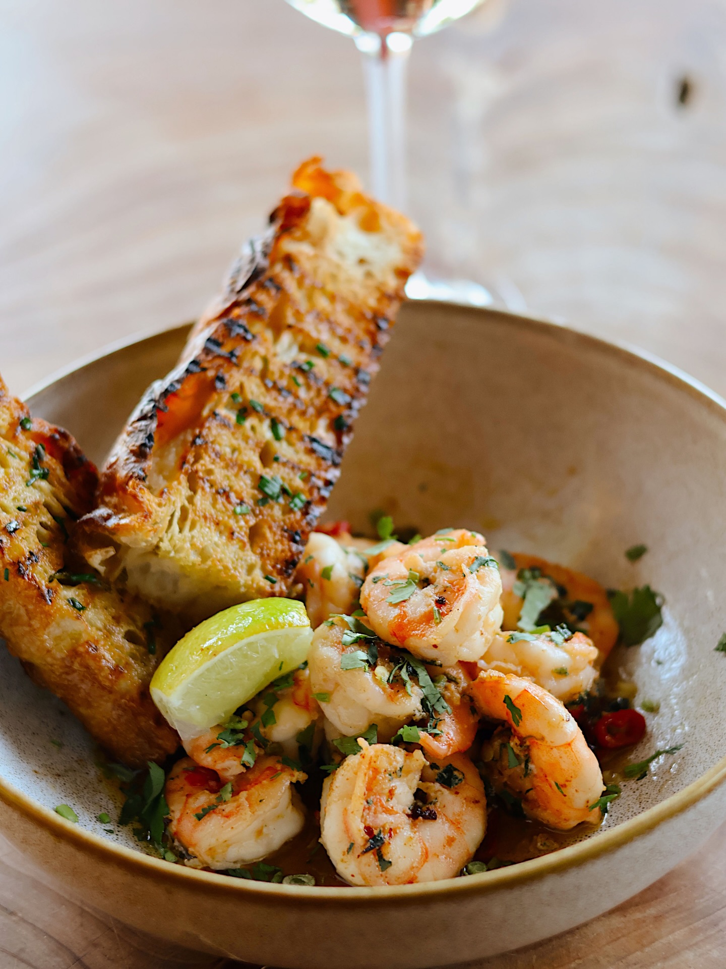 A nossa equipa pode confirmar: o Camarão à Moinho é daqueles pratos que chegam à mesa e param as conversas. 😄🦐
Delicioso camarão salteado com alho, gengibre, lima, coentros e um leve toque de chilli, e a nossa focaccia artesanal pronta para não deixar escapar nenhum molho. É para partilhar, claro. Se conseguires! 😄
Uma entrada para picar com sabor a mar e aquele calor que só a comida feita com cuidado tem.
Despertou o desejo? Reserva já a tua mesa de grupo em moinhodomquixote.com e vem descobrir porque este prato se tornou um dos favoritos dos #moinholovers! ❤️
_____________________
Our team can confirm: the Camarão à Moinho is one of those dishes that arrives at the table and stops the conversation. 😄🦐
Sautéed prawns with garlic, ginger, lime, coriander and a gentle touch of chilli, and our homemade focaccia ready to catch every last drop of sauce. It’s meant to be shared, of course. If you can manage it! 😄
A starter to share with the taste of the sea and that warmth that only food made with care can bring.
Book your group table now at moinhodomquixote.com and come discover why this dish has become one of our Moinho Lovers’ favourites! ❤️
#moinhodomquixote #cabodaroca #sintra #camarao