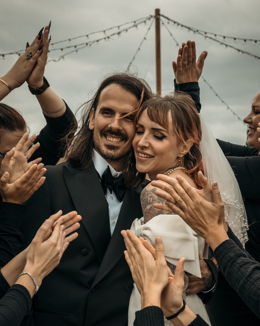 Se dire oui, entourés de ceux qu’on aime !
Un mariage, c’est un concentré de vie, d’amour et de gratitude.
Merci aux couples qui me font confiance pour raconter leur histoire 🫶
Et pour les retardataires…quelques dates sont encore disponibles en 2026 ✨
Photos prises au Workshop #9 de: @ninon.photographe
Photos : @tembostudio.sp
Lieu : @lagrangedejavon
Wedding planner : @cana.wp
Wedding design : @caravanepalace_events et @mathildebaglioni
DJ : @maison_brochenin_ms_events
Fleuriste : @melaine.bois.fleuri
Papeterie : @gentille_papeterie
Coiffure et make-up : @moonlight_weddingbeauty
Backstage et guest : @blandine.merle.photographe et @camillel_photo
Modèles : @hampop.jb et @alvinoushka
Cocktails : @letemps.d.unverre
Gâteau : @lesdelices2gladys
Robe : @forevernew_official
Accessoires et voile : @manon.ponson
Costume : @samsonsurmesure
Mobilier : @oravis_location
Voiture : Patrick Guendon (Eyguières ; 06 24 55 38 11)
———————
Sandra | Tembo Studio
Photographe de mariage et d’instants de vie en Drôme, Ardèche et Vallée du Rhône.
#organisationmariage #photographedemarıage #photosdemariage