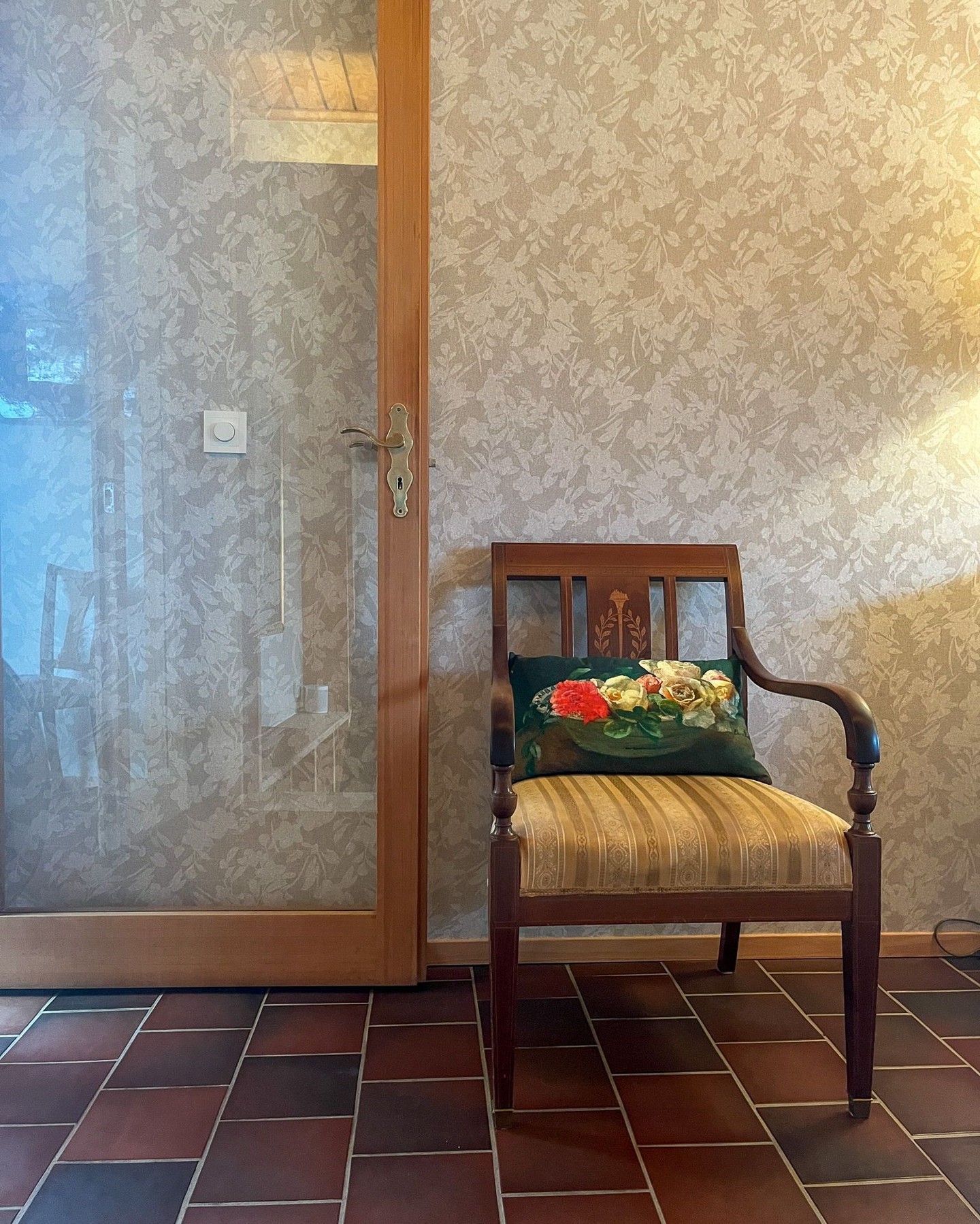 Det er alltid så utrolig hyggelig når tidligere kunder kommer tilbake for et nytt prosjekt! Her har kundene kjøpt nytt hus, og dette huset er virkelig spesielt. Det er godt ivaretatt, tidstypisk og med mange elementer kundene ønsket å la stå. Det er en annen måte å tilnærme seg et slikt prosjekt på fordi det er en del man må ta hensyn til, det er ikke et blankt ark, men det er også veldig gøy.
Dette er bilde fra en gangsone mot stuen, og her tilførte vi en kjempelekker tapet fra Arte. Tapeten ble valgt fordi veggen er relativt lang og store vegger kan være visuelt krevende. En tapet som denne demper veggen samtidig som den luner og gir en interessant overflate. Resultatet ble veldig bra 😀