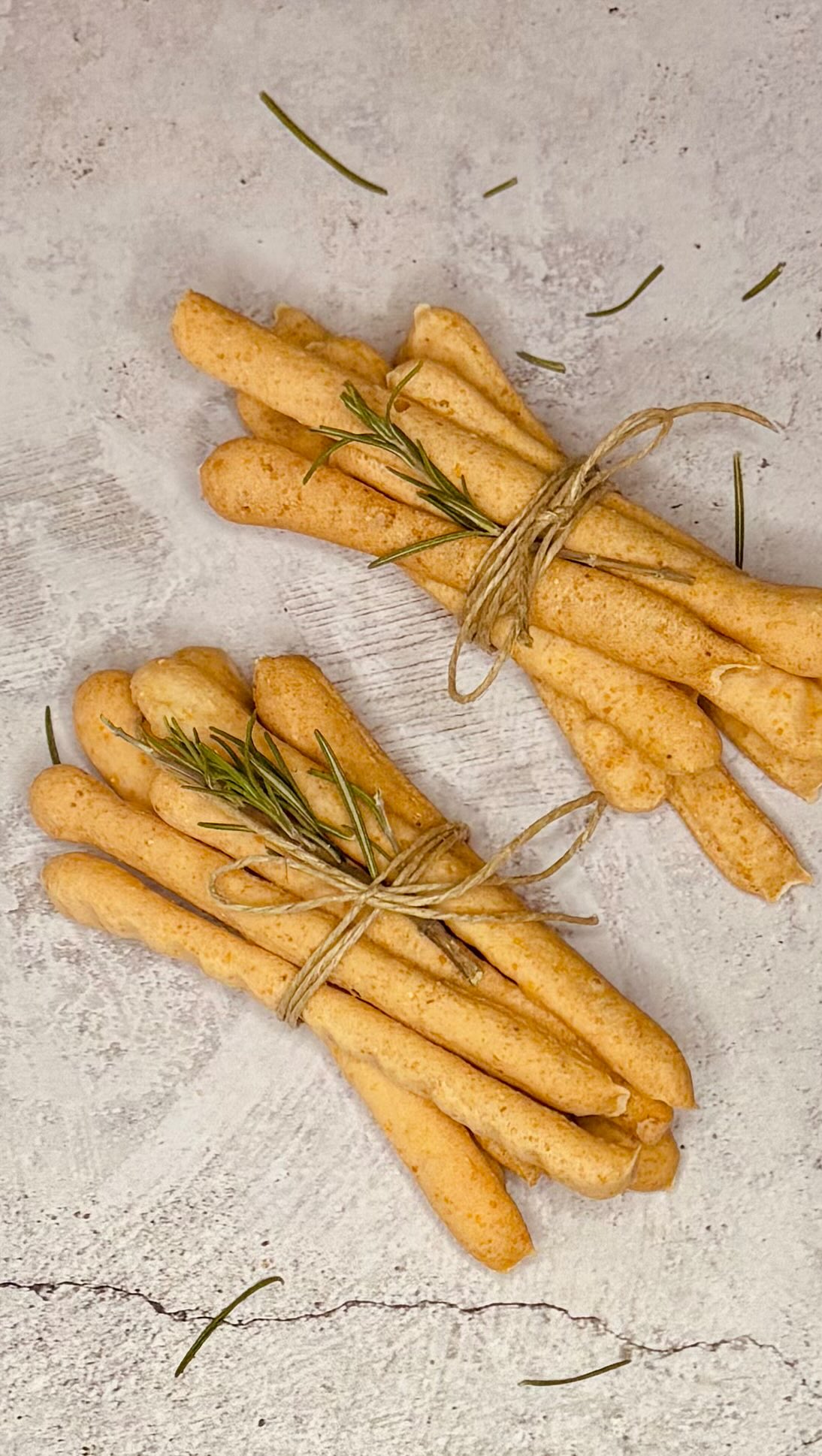 Il grissino ha una forma essenziale, slanciata ed elegante, una consistenza croccante ed è perfetto da sgranocchiare così com’è. Ottimo con il formaggio, certo, ma sappiamo tutti che gli estremi si attraggono e che è irresistibile con la cioccolata.
Provate la nostra versione gluten free, prodotta artigianalmente nel nostro laboratorio con farine
selezionate.
Vi aspettiamo nei nostri negozi di Bologna e Milano.
📍Bologna – via Petrarca 13/2, zona San Mamolo
📍Milano – via Caravaggio 14, zona Solari
💬 Per ordini e informazioni, scriveteci su WhatsApp al 339 684 4440
#pasticceriaglutenfree #glutenfree #glutenfreebologna #glutenfreemilano