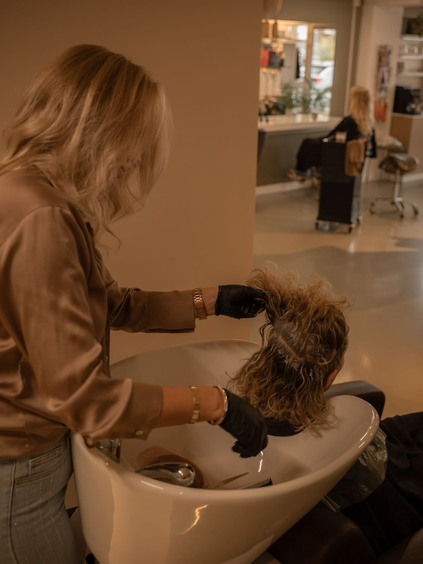 Kennismaking met onze kleuring 🌿
Wij werken met de kleuren van @originalmineralbenelux
Een professionele kleurlijn uit Australië die bekend staat om haar zachte, natuurlijke formules.
Minder agressieve ingrediënten.
Meer glans, zachtheid en respect voor haar en hoofdhuid.
Voor ons is kleuren meer dan alleen een kleur aanbrengen.
Het is kijken naar jouw haar, jouw huidtoon en wat het haar écht nodig heeft.
Zo creëren we een kleur die niet alleen mooi is vandaag, maar ook gezond blijft op de lange termijn.
🌿 Natuurlijke ingrediënten
✨ Luxe glans
💆♀️ Zacht voor haar en hoofdhuid
Wil je weten wat er mogelijk is? Kom dan langs in onze salon🩷
#originalmineral #natuurlijkekleuring #natuurlijkeproducten #gezondehaarverf #cleancolour
