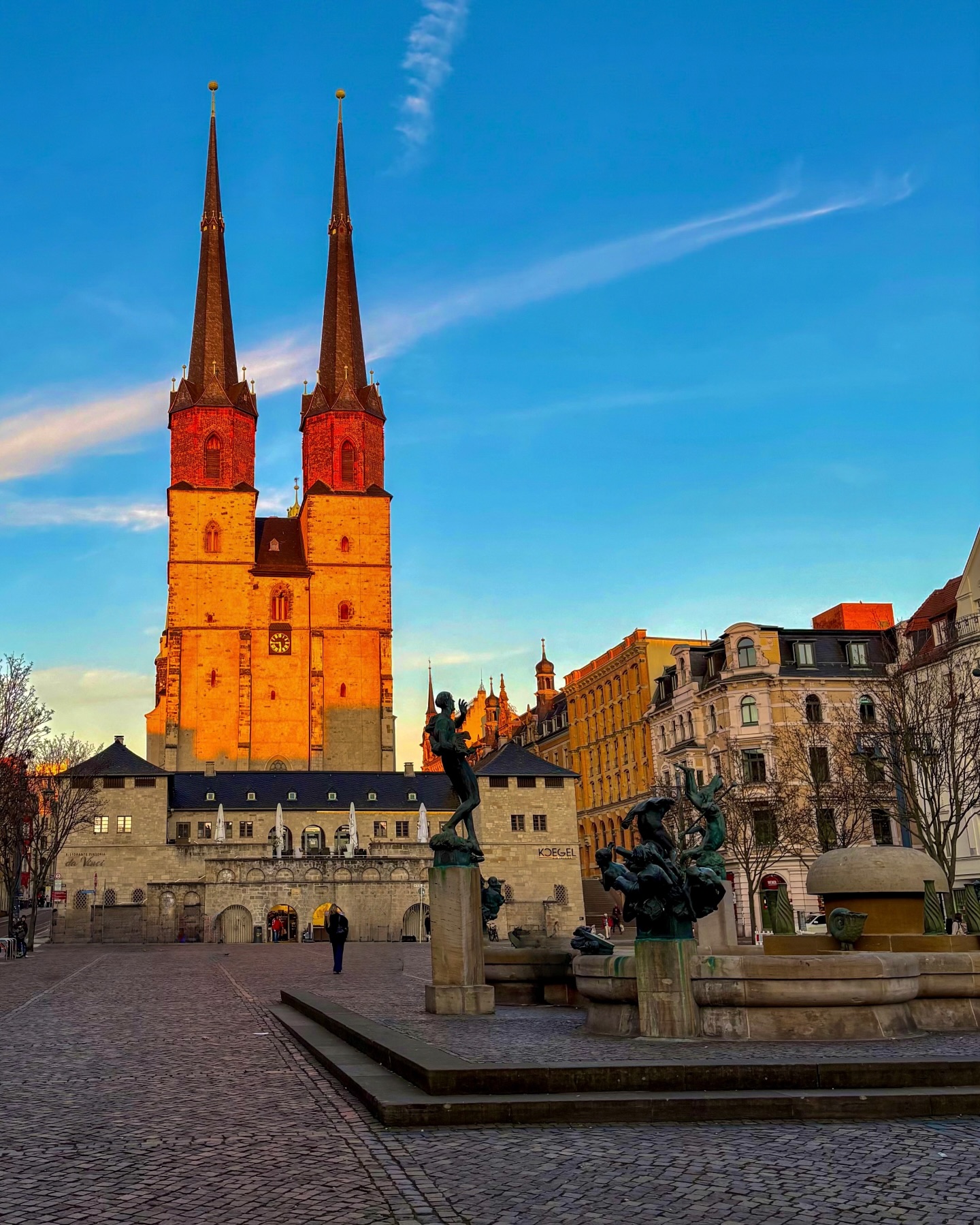 𝗛𝗮𝗹𝗹𝗺𝗮𝗿𝗸𝘁 𝗶𝗺 𝗙𝗿ü𝗵𝗹𝗶𝗻𝗴𝘀𝗹𝗶𝗰𝗵𝘁
Der Hallmarkt war jahrhundertelang das Zentrum der Salzgewinnung in Halle. Hier lag der Ursprung des Reichtums der Stadt. Ein paar Schritte weiter ragen die vier Türme der Marktkirche in den Abendhimmel. Seit dem 16. Jahrhundert prägen sie das Stadtbild.
Für mich eine der schönsten Perspektiven unserer Stadt. Gerade, wenn die Frühlingssonne untergeht.