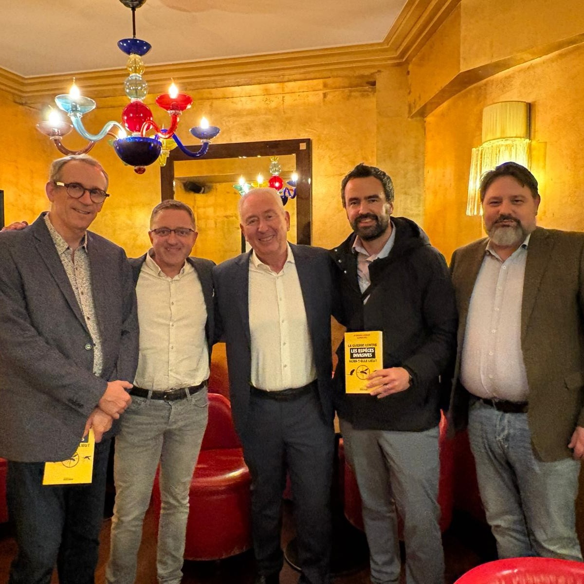 ✨ PROSANE était ravie de participer aujourd’hui au lancement du livre de Romain Lasseur et Olivier Vial : « La guerre contre les espèces invasives » 📚
Un moment fort autour d’un sujet plus que jamais d’actualité.
Les espèces invasives progressent partout sur notre territoire. Elles représentent une menace majeure — sanitaire, économique et environnementale.
Dans cet ouvrage, Dr. Romain LASSEUR et Olivier Vial analysent deux dynamiques qui avancent en parallèle :
➡️ l’invasion biologique, bien réelle, notamment alertée par le Programme des Nations unies pour l’environnement
➡️ et une évolution idéologique qui interroge, complexifie — voire freine — l’action publique face à ces enjeux.
Un travail engagé, documenté et nécessaire pour éclairer le débat et proposer des pistes concrètes.
📍 Prochain rendez-vous : Deauville !
Nous aurons en effet le plaisir d’accueillir le Dr. Romain LASSEUR qui animera une conférence lors de notre prochain PROSANE EN RÉGION sur le thème « Invasion Silencieuse »
🤝 Une séance de dédicace sera également organisée pour permettre aux participants d’échanger avec lui et de se procurer son livre.
👉 Il reste encore quelques places ! Inscrivez-vous via le lien en bio.
#PROSANE #EspècesInvasives #SantéEnvironnementale #InvasionSilencieuse