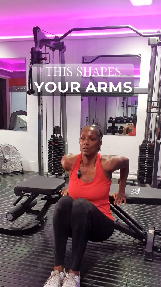 Bench Tricep Dips – do them the safe, effective way 💪🏿
Tricep dips are one of the best bodyweight exercises for building strong, toned arms — especially for women over 40 — when they’re done correctly.
The biggest mistake I see?
👉🏾 Letting the hips drift away from the bench.
This places unnecessary strain on the shoulder joint and reduces tricep activation.
Form cues to get it right:
✔️ Keep your bum close to the bench
✔️ Shoulders stay down and back
✔️ Elbows track behind you, not flaring wide
✔️ Control the movement — no rushing
Why bench tricep dips are so effective:
• Strengthen and tone the triceps (key for firm arms)
• Build upper-body strength using your own bodyweight
• Improve joint control and stability
• Easy to scale — bend the knees to make it easier, straighten the legs to progress
🔁 Rep ranges:
• Strength: 4 x 6–8 reps
• Conditioning / toning: 3 x 12–15 reps
Save this for your next arm workout 💾
Like this post if you train smart after 40
➡️ Follow @adelaidebfit for safe, effective strength training