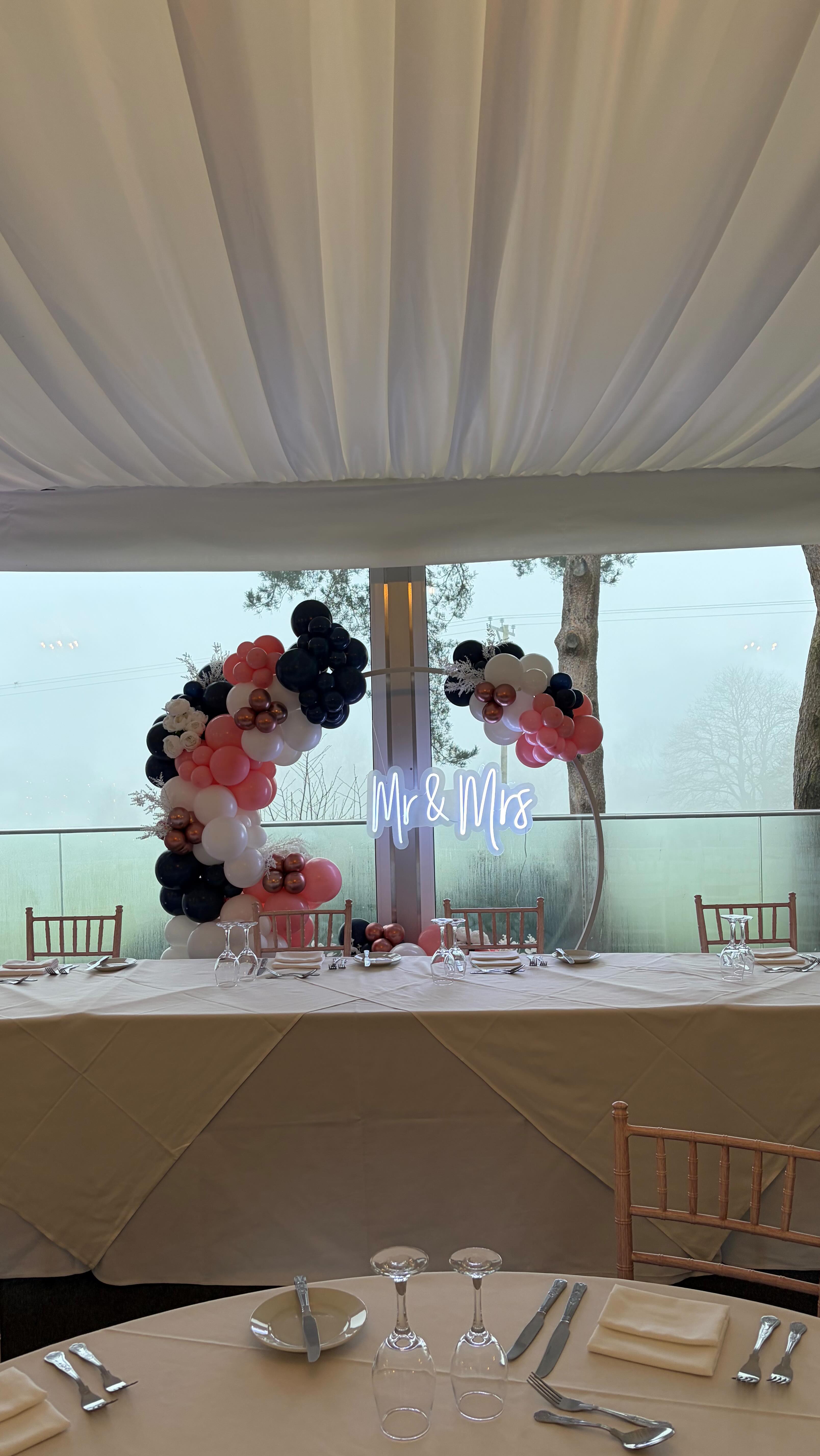 Setting the back drop for the happy couple 🥂🍾
Mr & Mrs 🤍
📍 @llechwenhall