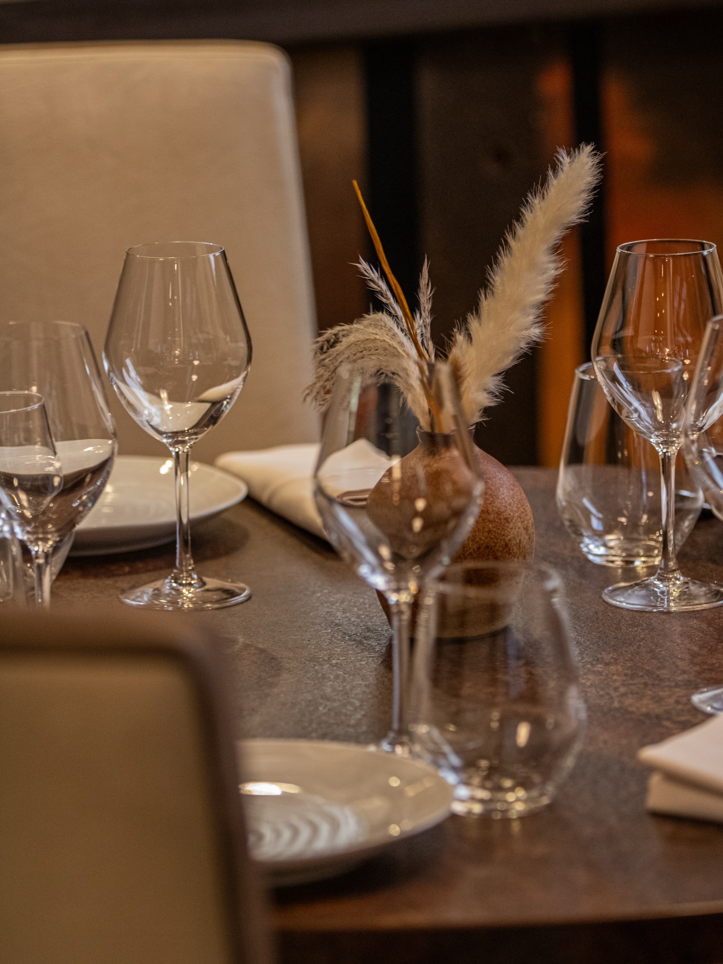 Une table ronde soigneusement dressée et la promesse d’un moment à savourer pleinement ❤️
‣ Réservez votre table sur www.larazur.fr